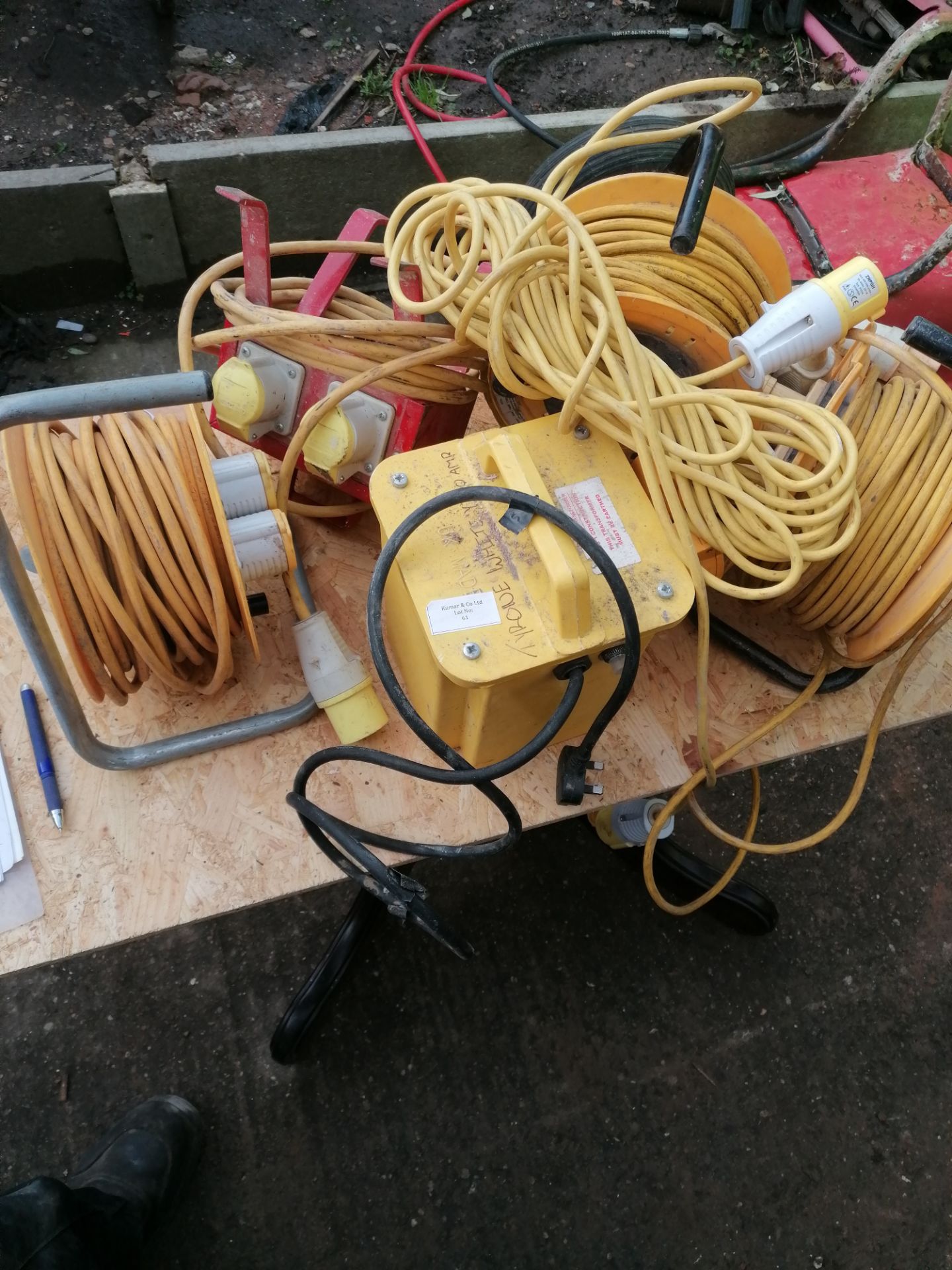 4 X 110 Volt exstension cables/reels and 110 Volt transformer