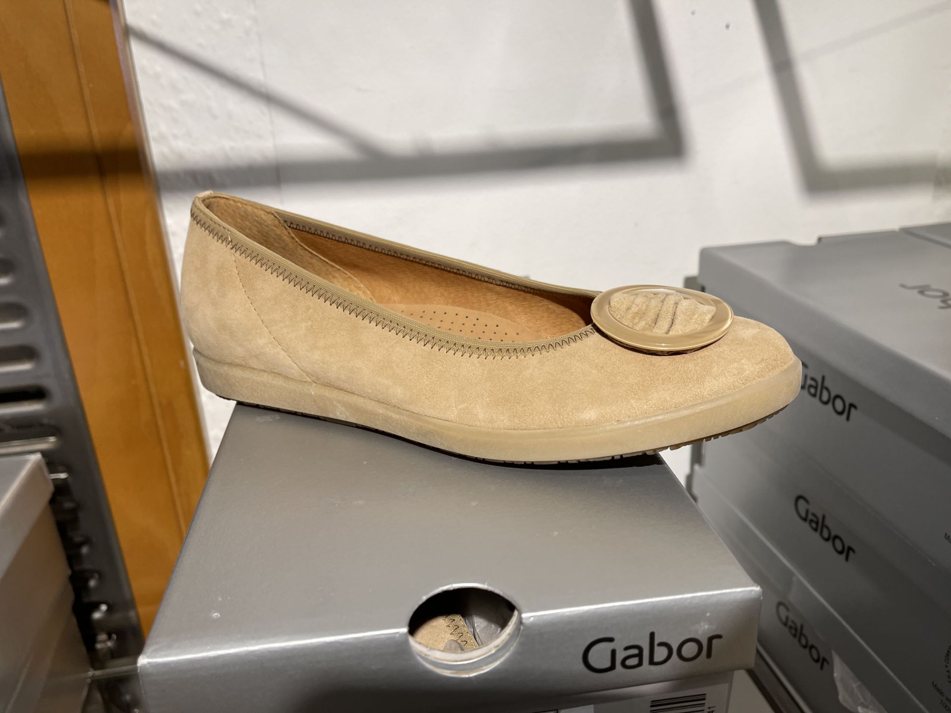 Gabor 5 Pairs: Nubuk Soft Rubin Shoes 42.451.48. Sizes 5, 5.5, 6.5 & 7.5 (RRP £79.99) Gabor 3 Pairs: - Image 5 of 7