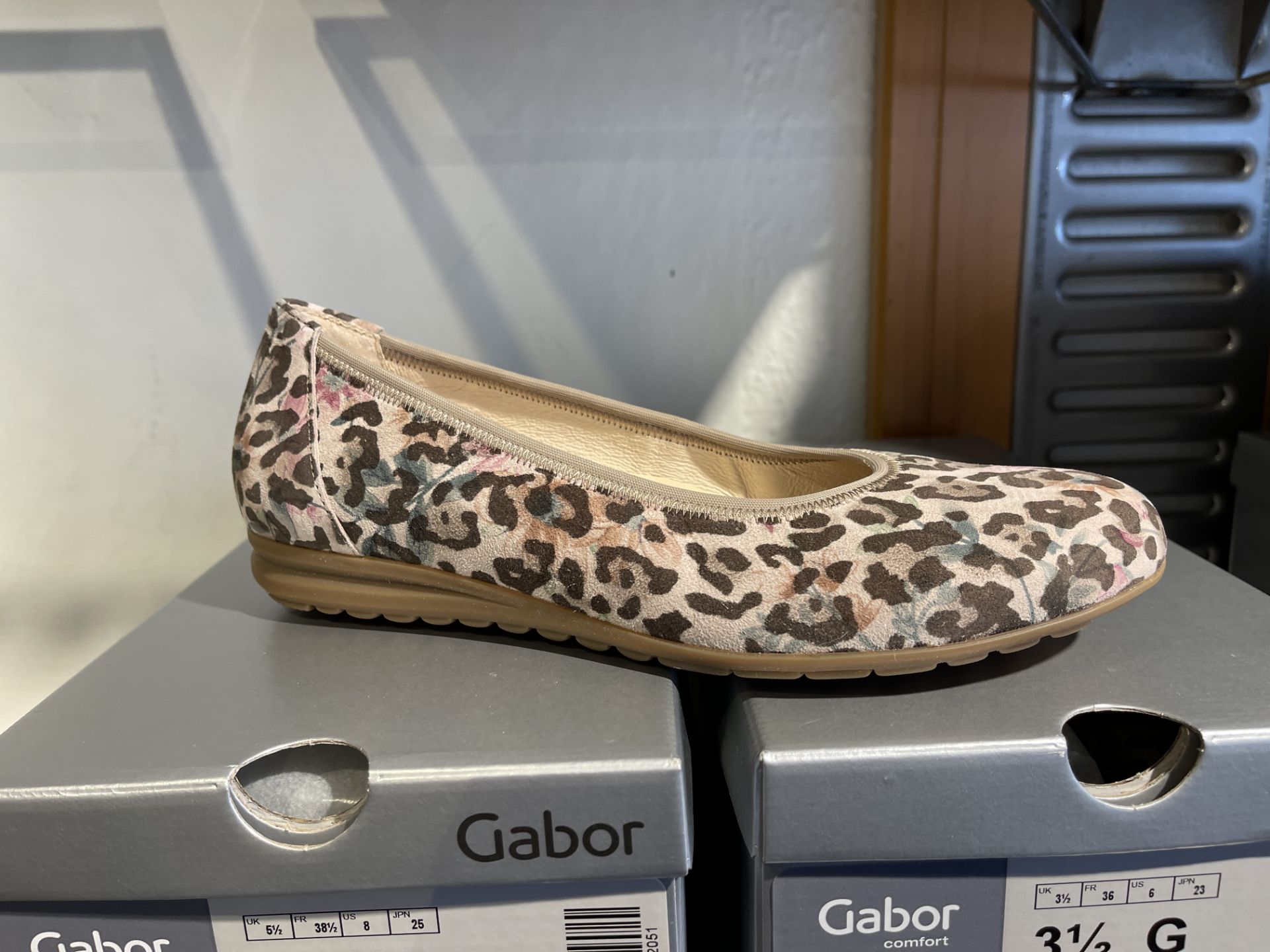 Gabor 6 Pairs: Leo Flower Rose Antik Shoes 42.620.62. Sizes 3.5 - 6.5 (RRP £75) Gabor 9 Pairs: Snake - Image 2 of 8