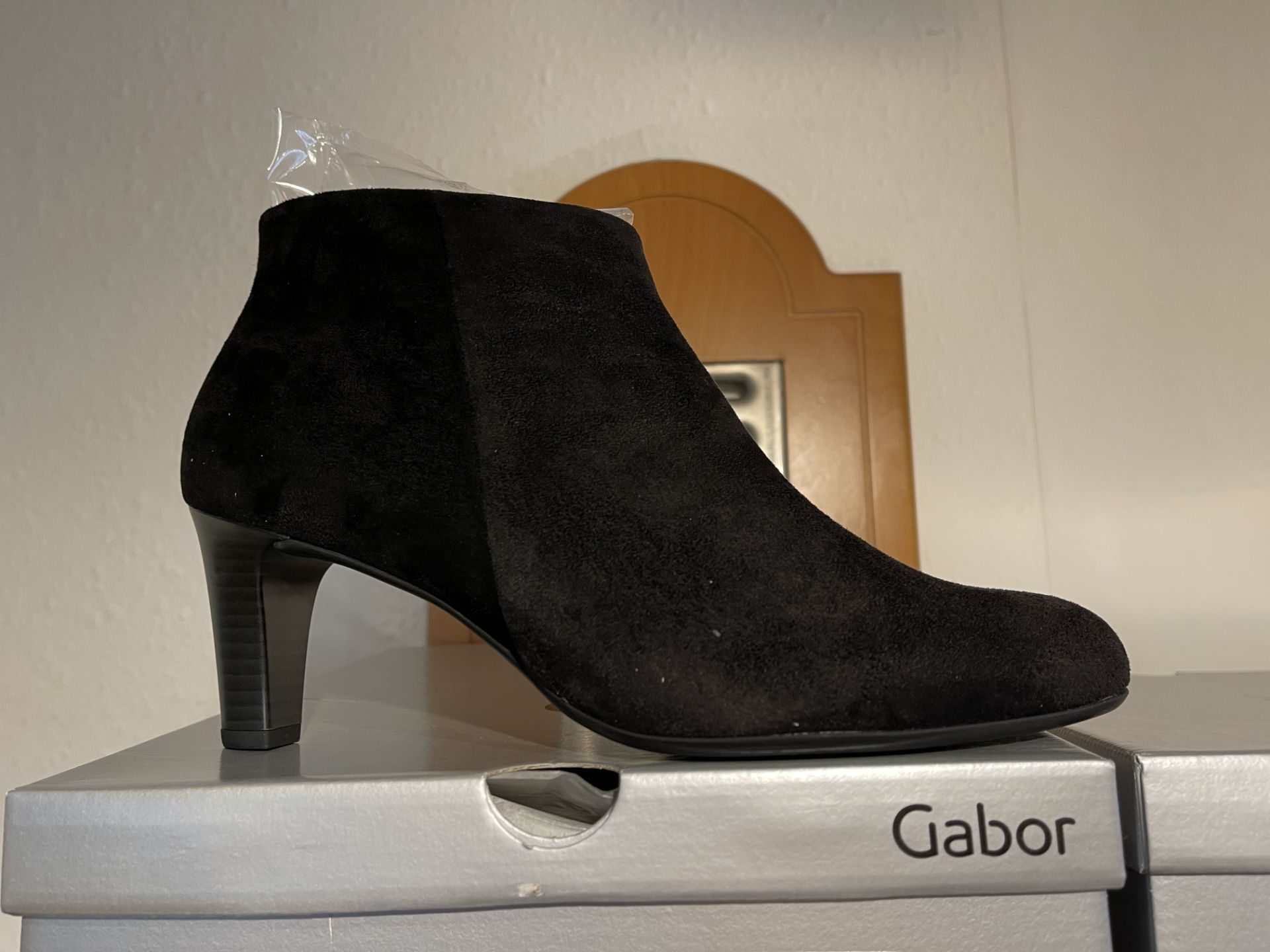 Gabor 1 Pair: Samtchevreau (Micro) New Whiskey Boots. 55.613.14. Sizes 7 - (RRP £125) Gabor 6 Pairs: - Image 5 of 9