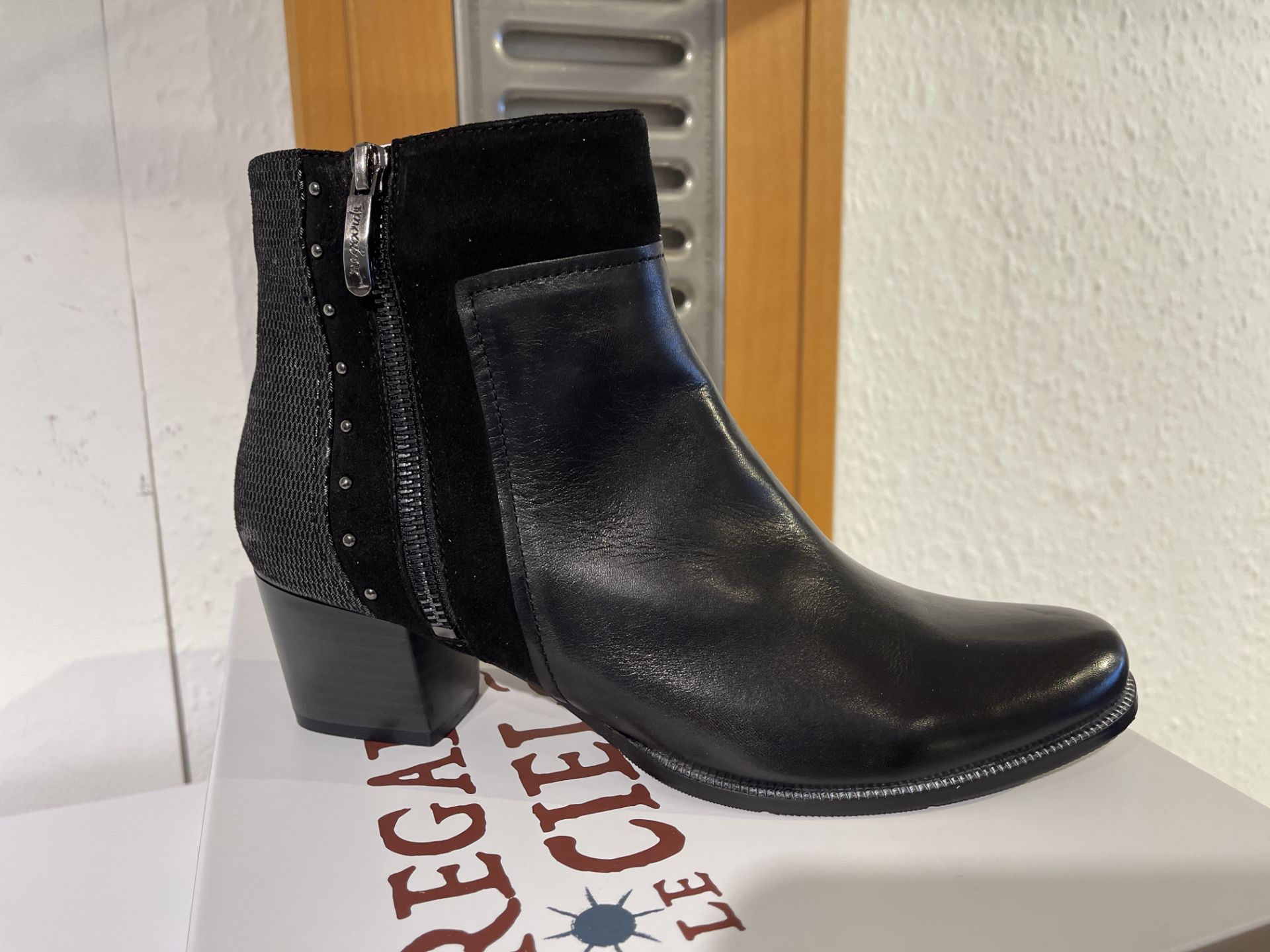 Regarde Ciel 7 Pairs: Delice/Etna/Fence Black/Black/ Grey Boots Isabel-65 Var. 5256. Sizes 37 -