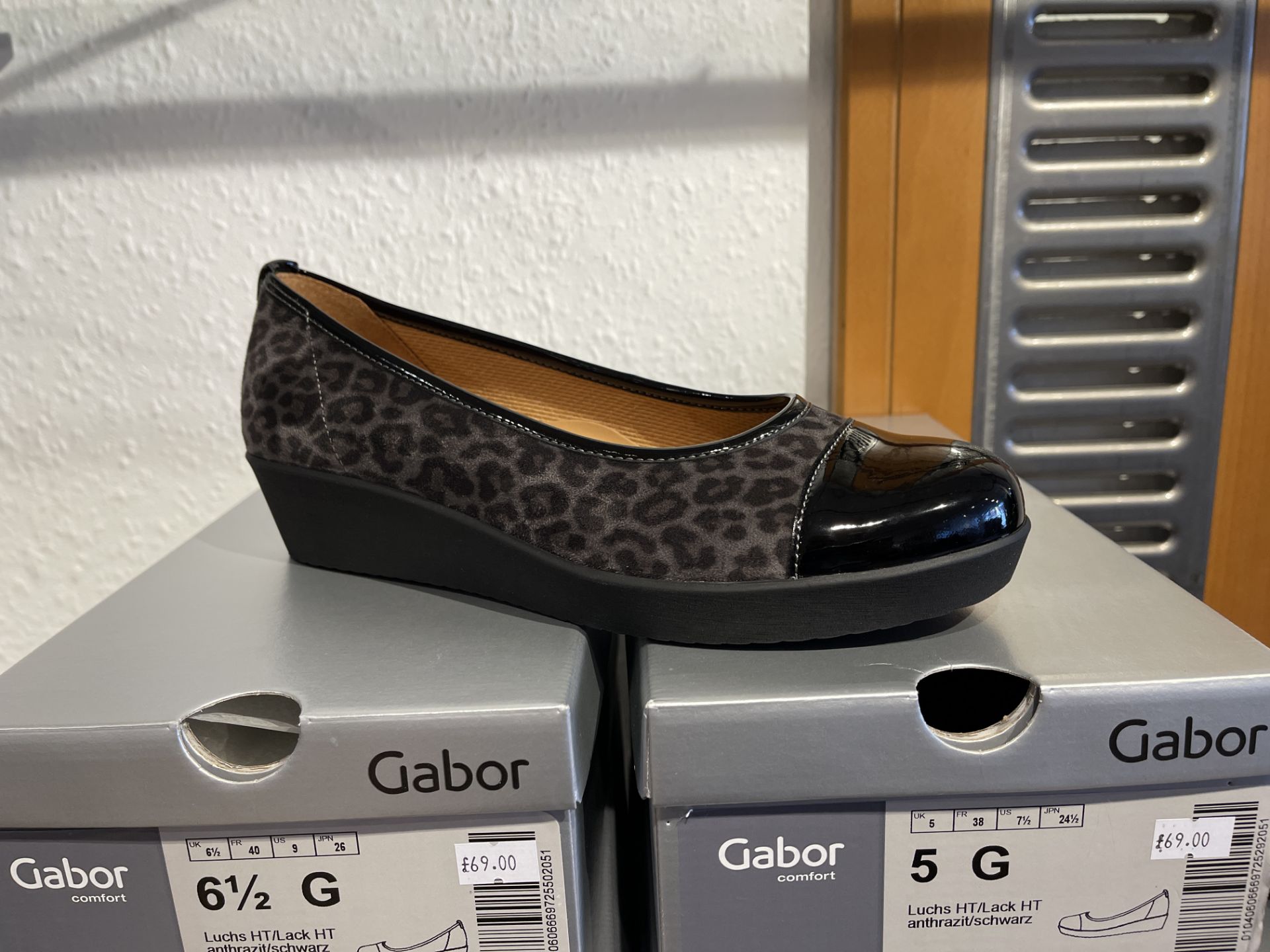 Gabor 1 Pair: Alligatorlack Schwarz Shoe 32.020.87. Size 5 (RRP £75) Gabor 6 Pairs: Luchs HT/Lack HT - Image 2 of 6