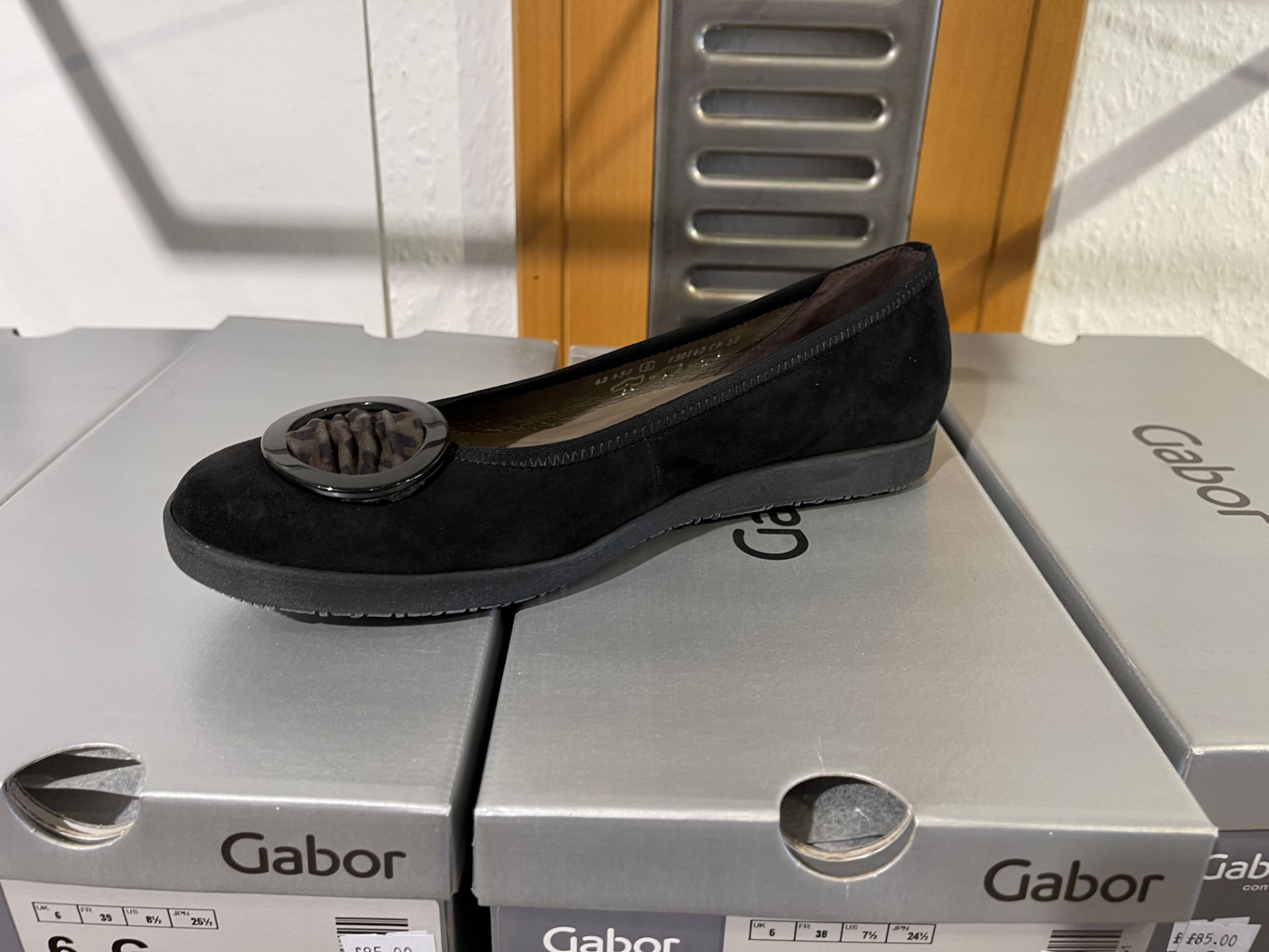 Gabor 4 Pairs: Samtchevr/Leo Mini Schwarz/Anthrazit Shoe 52.626.67. Sizes 5, 5.5, 6.5 & 8 (RRP £ - Image 3 of 7