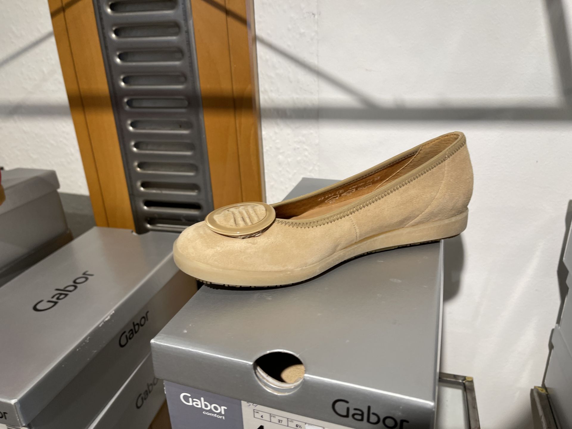 Gabor 5 Pairs: Nubuk Soft Rubin Shoes 42.451.48. Sizes 5, 5.5, 6.5 & 7.5 (RRP £79.99) Gabor 3 Pairs: - Image 6 of 7