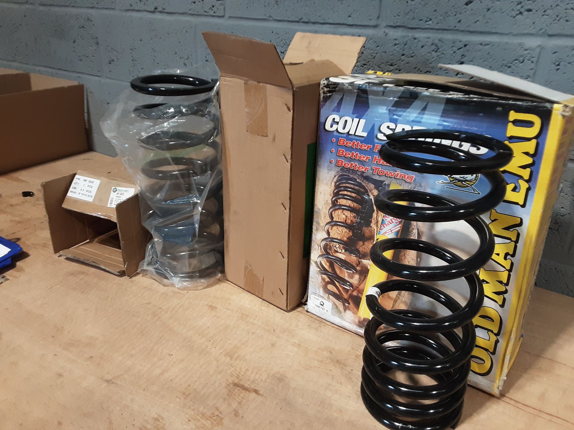 4 x Landrover Coil Springs, 2 x BR3625 - 2 X OME 762 - Image 5 of 5