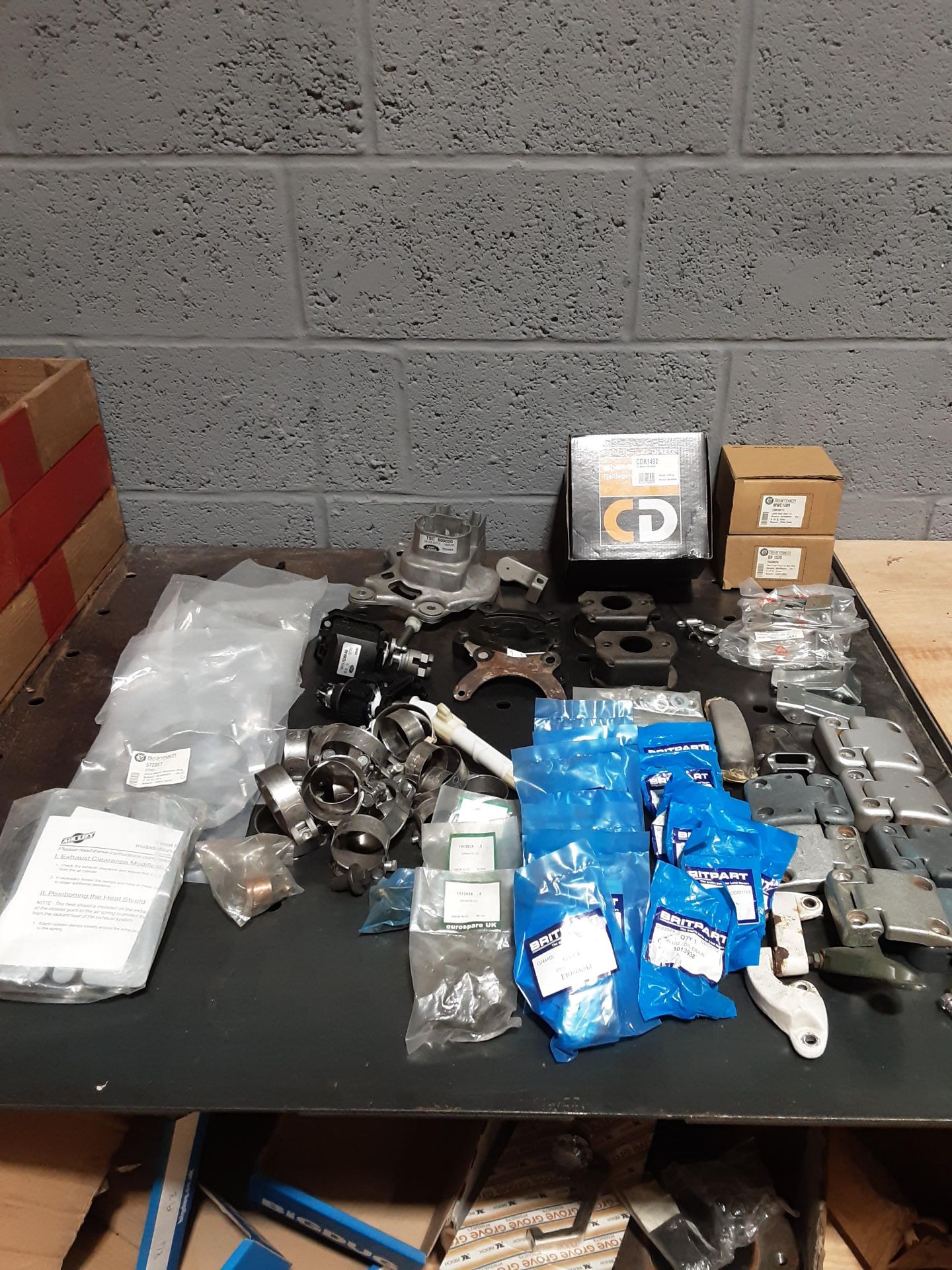 Quantity of Landrover parts - Door Hinges -Brackets - Gear Shift Assembly - Wheel Bearing Assembly