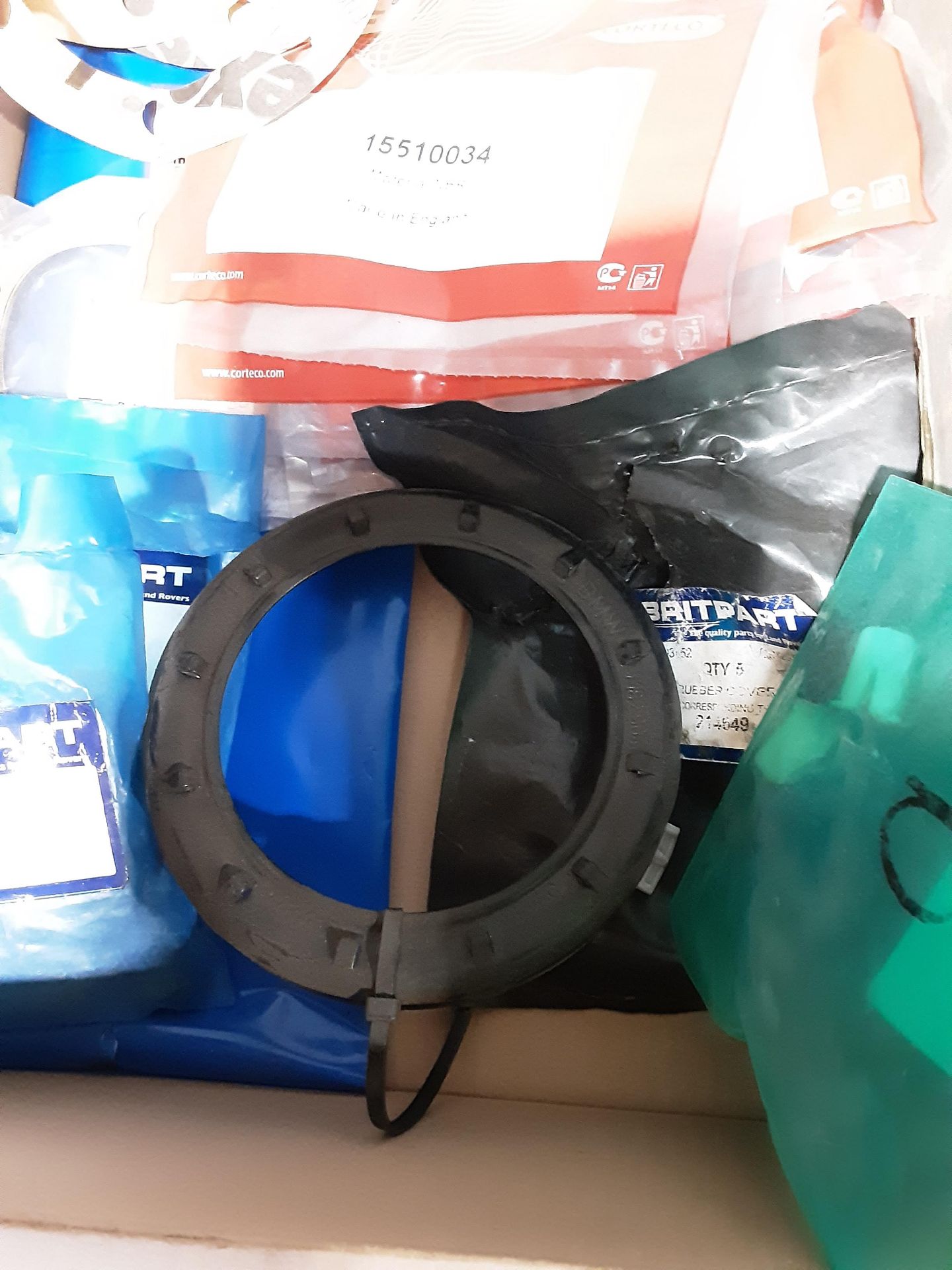 Quantity of Landrover Seals - Gaskets - Bolts -Sump gaskets and More - Image 4 of 8