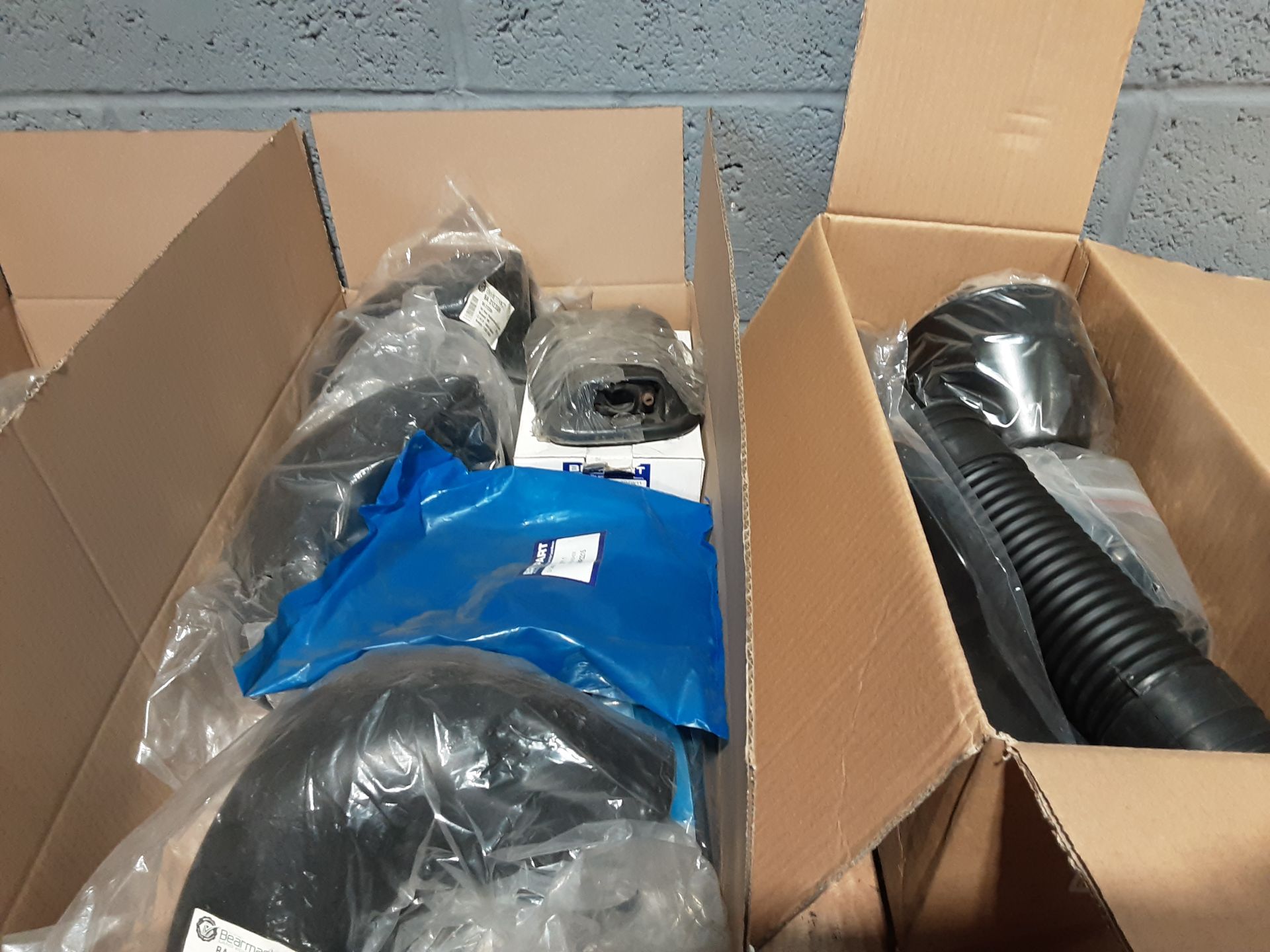 1 x Raised Air Intake Kit - 4 x Mirrow Head Part No MTC5084N - 3 x Air Ram Replacments Part No