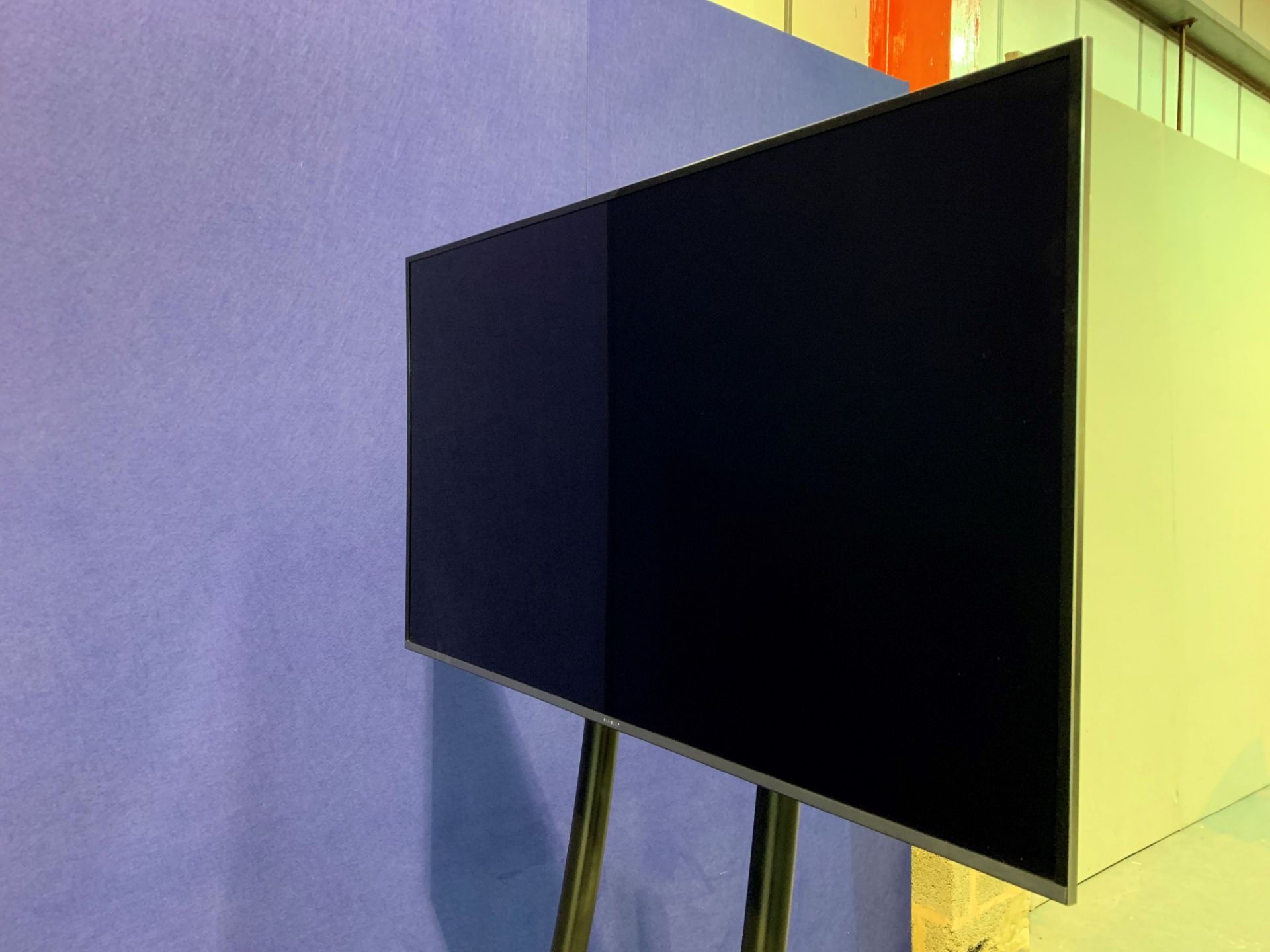 Samsung 49" 4K LED Screen with Wall Mount, IEC and Remote Control,3 x HDMI,USB, For Flightcase see - Image 2 of 5