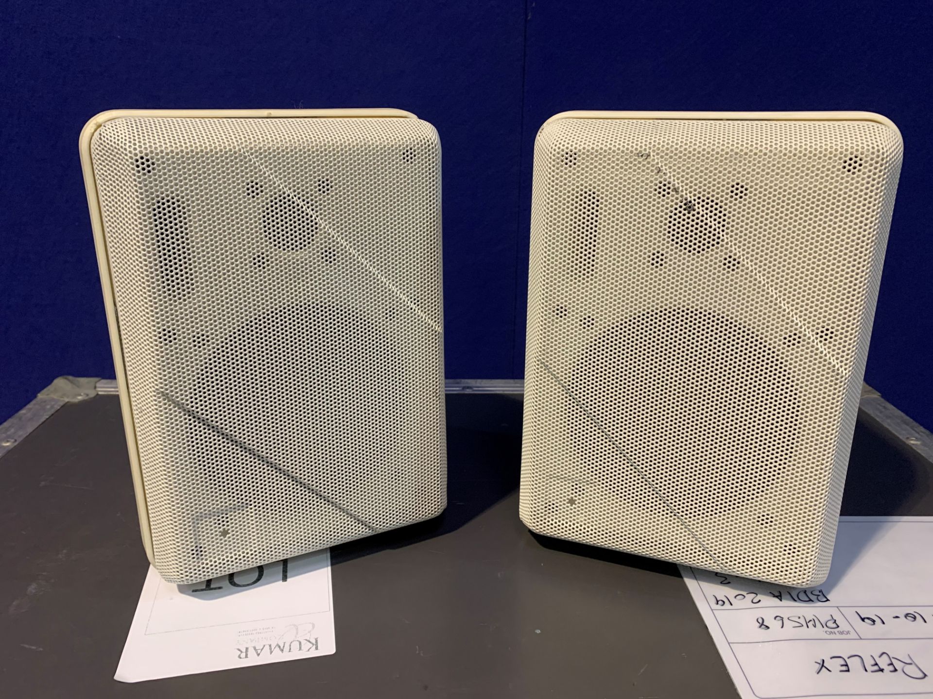 Pair of White EVS40 Speakers with Brackets in Case - Bild 2 aus 5