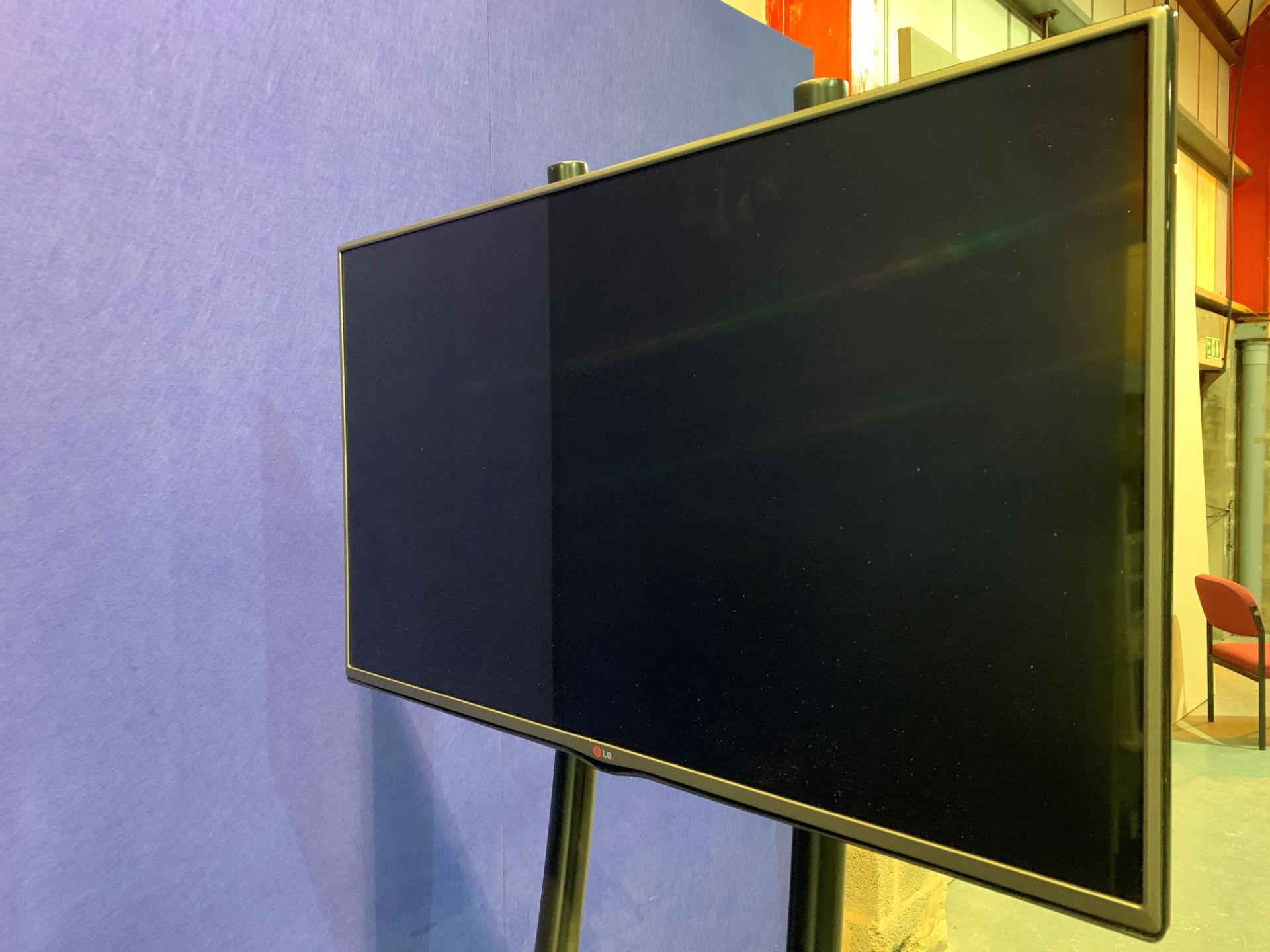 LG 42" 1920 X 1080 LED Screen with Wall Mount, IEC and Remote Control,2 x HDMI,USB, For Flightcase - Image 4 of 6