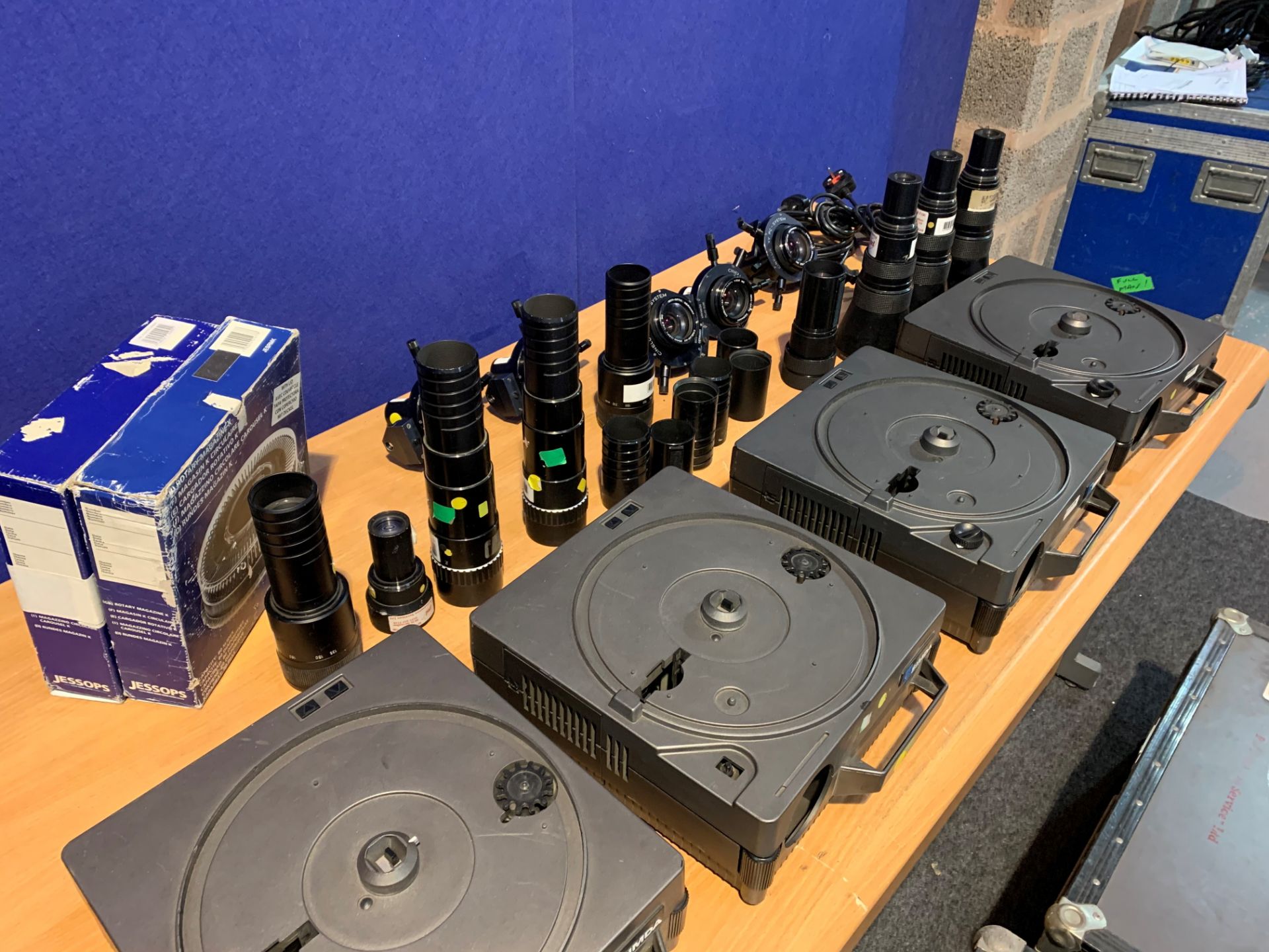 4 x 35mm 400w Simda Slide Projectors, with Lenses, Cables, Slide Trays,Remotes & 2 Flight Cases - Image 4 of 5