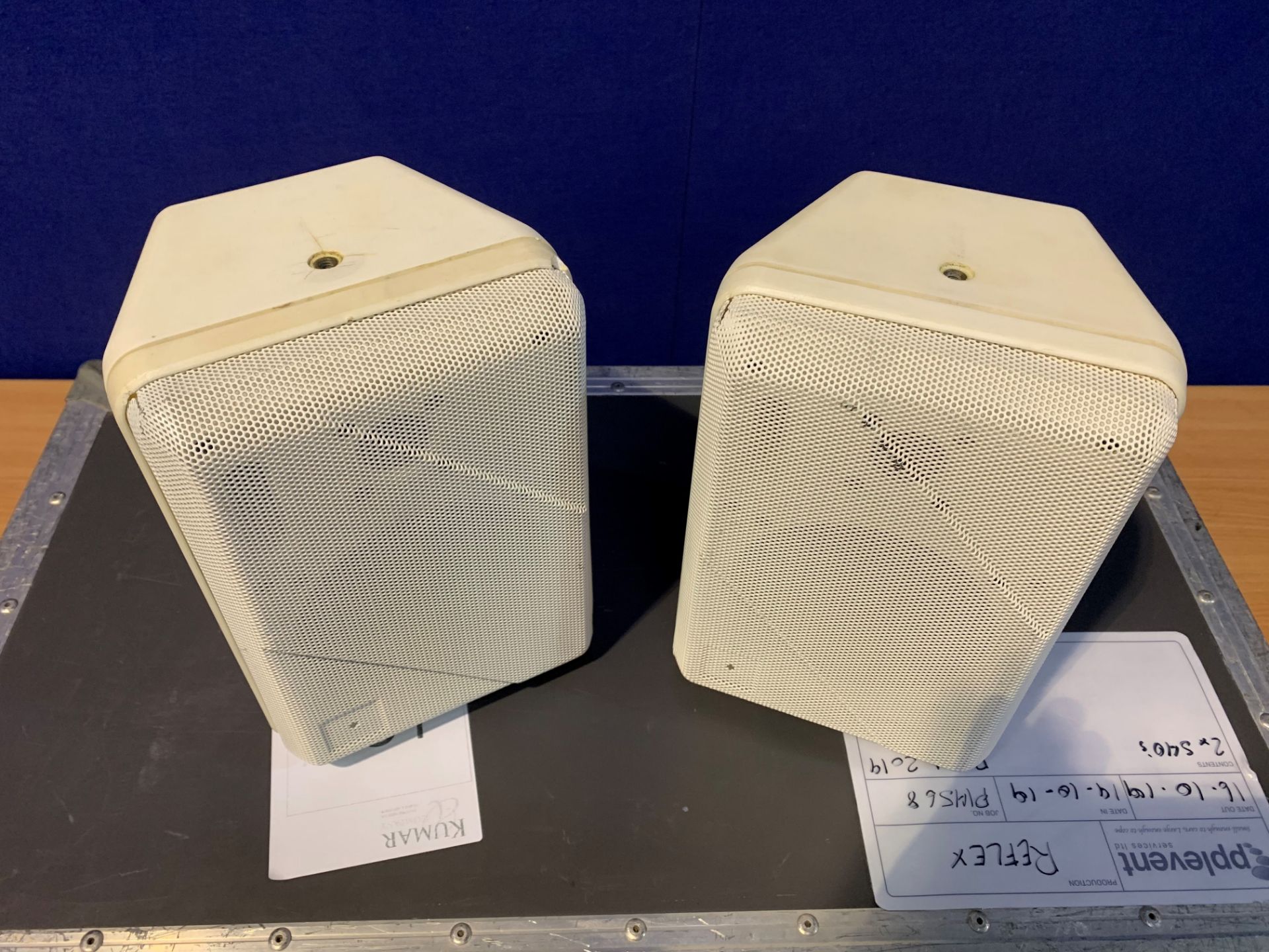Pair of White EVS40 Speakers with Brackets in Case - Bild 3 aus 5