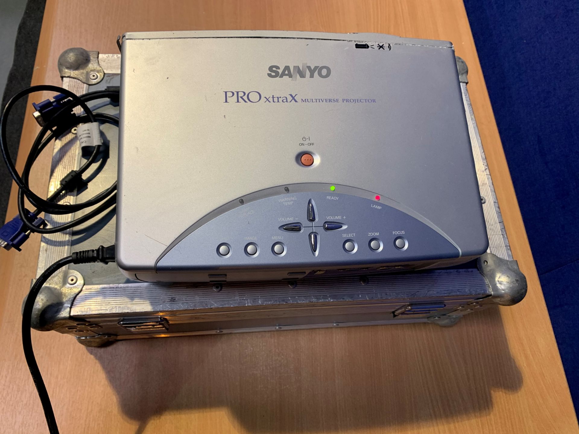 Sanyo XU-30 Pojector with Flightcase and IEC - G1902481 - Image 4 of 4