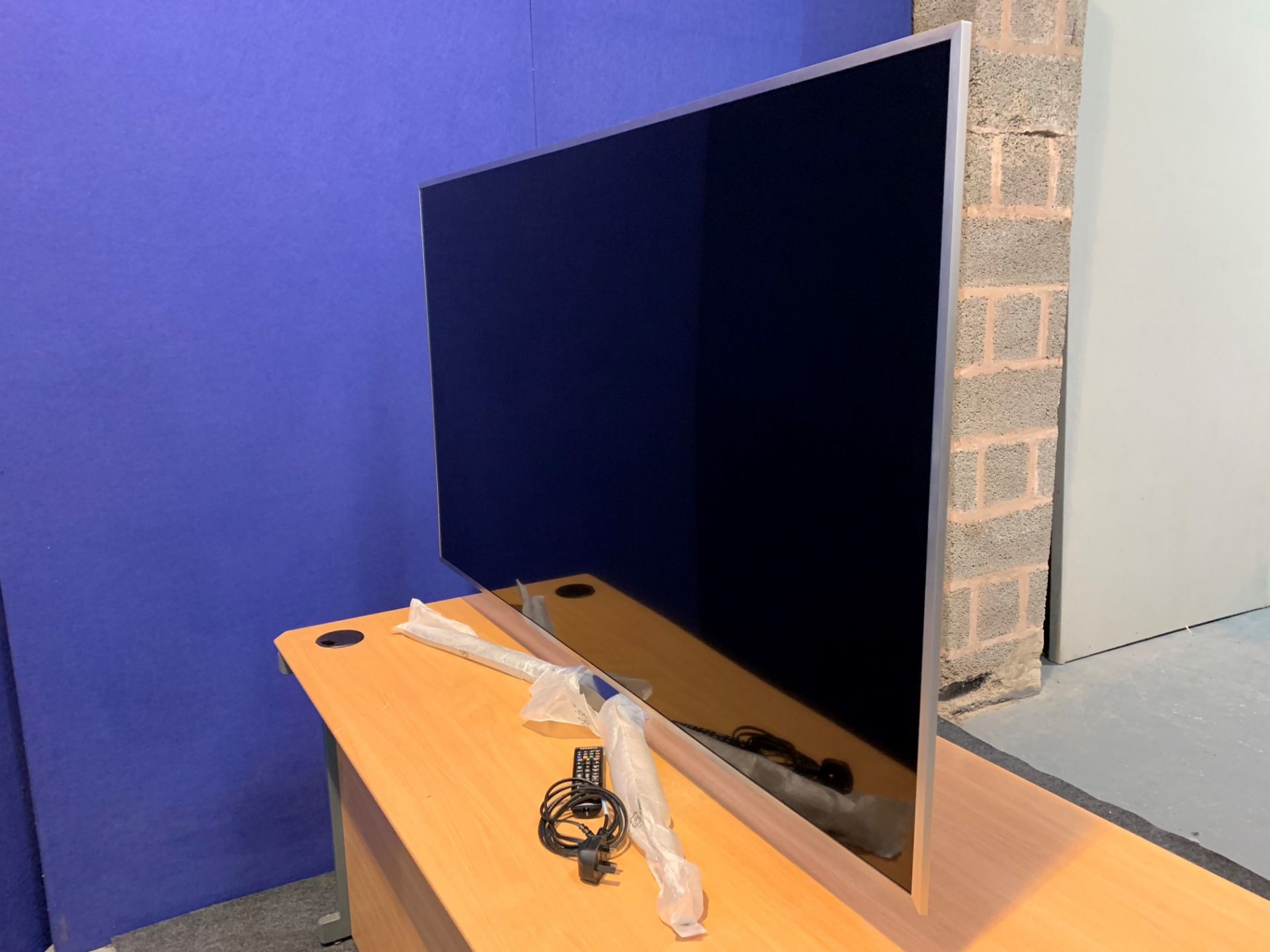 Samsung 65" 4K LED Screen with Desk Mount, IEC and Remote Control, 3 x HDMi, USB. For Flightcase see - Image 2 of 5