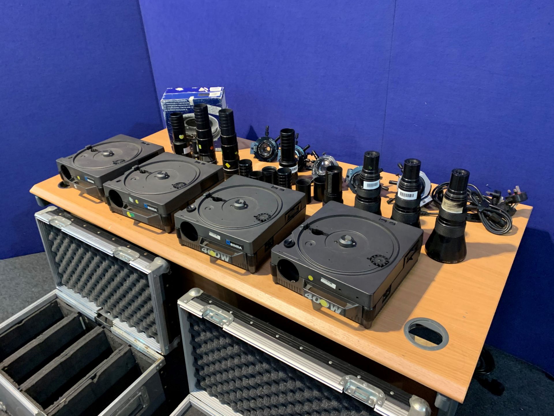 4 x 35mm 400w Simda Slide Projectors, with Lenses, Cables, Slide Trays,Remotes & 2 Flight Cases - Image 2 of 5