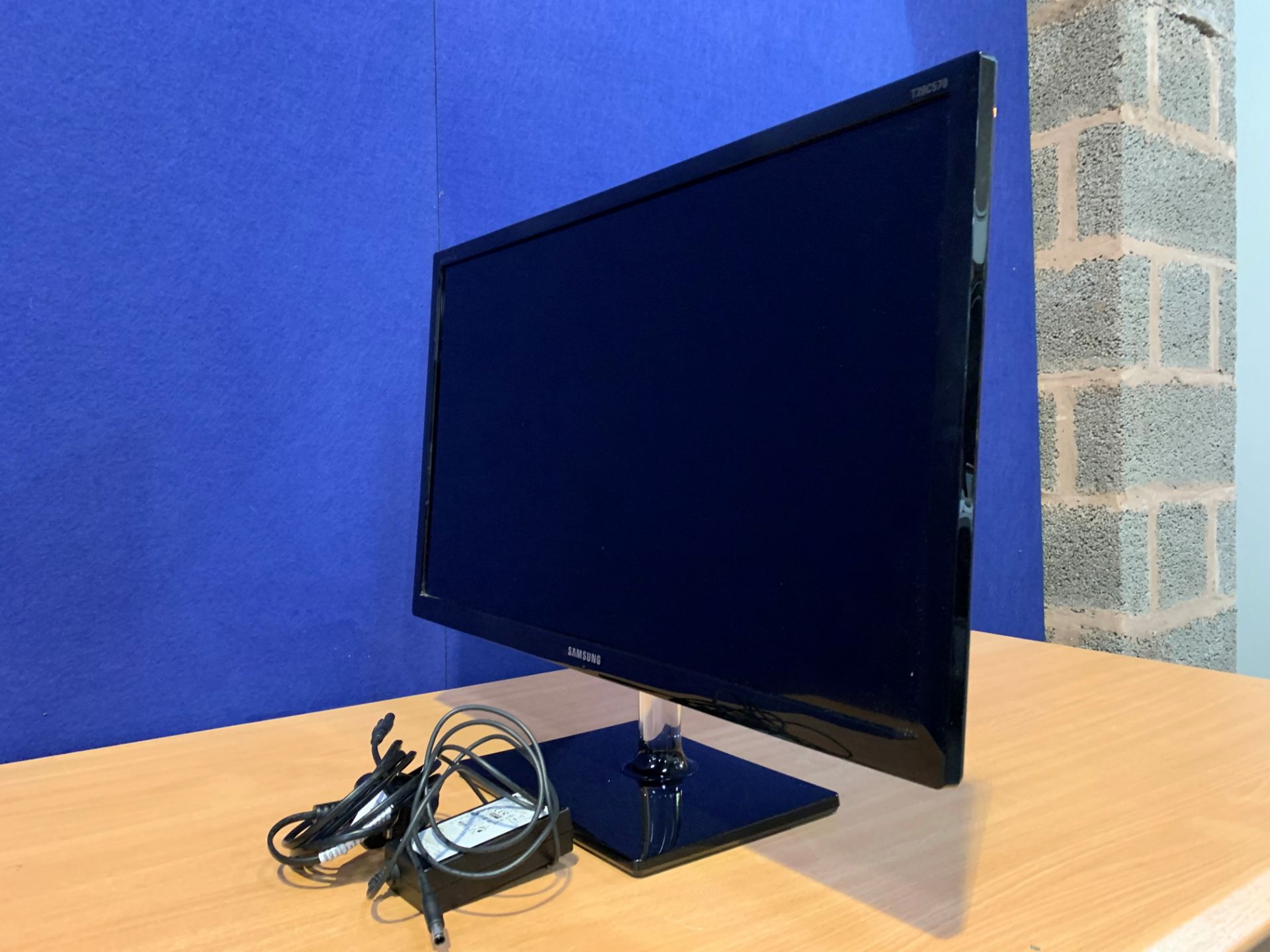 Samsung 28" 1920 X 1080 LED Screen with Wall & Desk Mount, Power Supply and Remote Control, 2 x - Image 4 of 4
