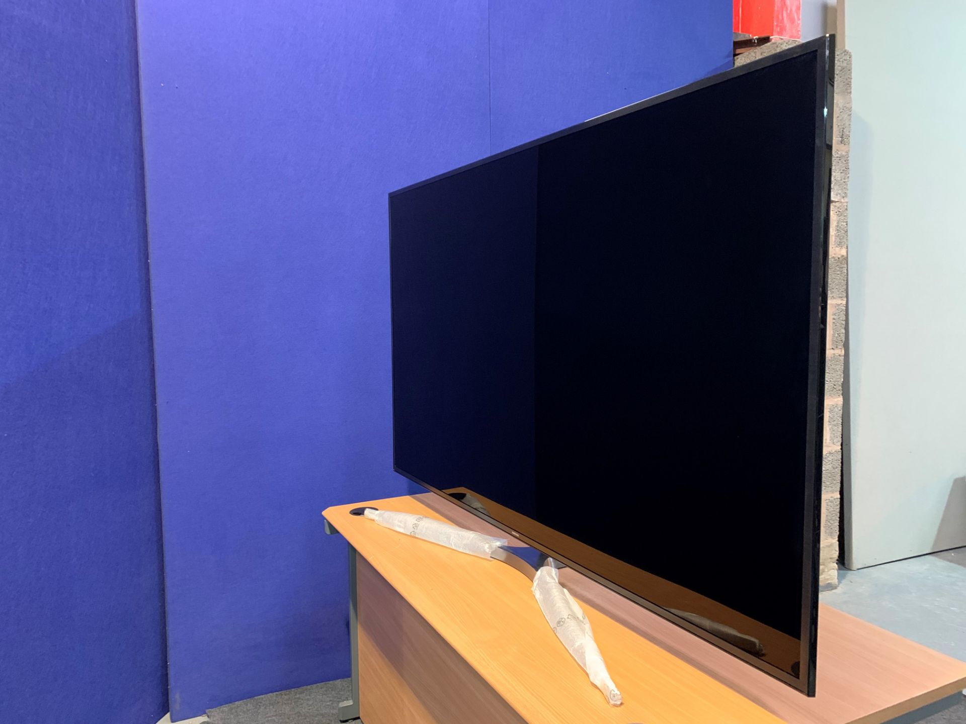 Samsung 75" 4K LED Screen with Desk Mount, IEC and Remote Control, 3 x HDMI, USB. For Flightcase see - Image 4 of 5