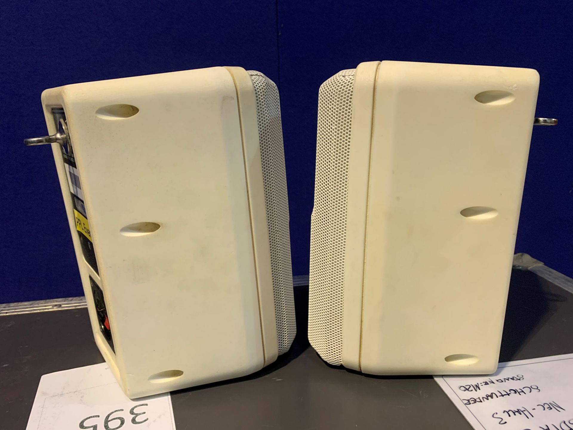 Pair of White EVS40 Speakers with Brackets in Case - Bild 5 aus 5