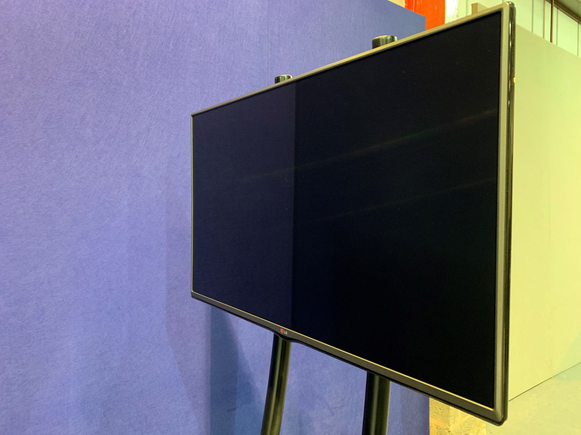 LG 42" 1920 X 1080 LED Screen with Wall Mount, IEC and Remote Control,2 x HDMI,USB, For Flightcase - Image 4 of 6