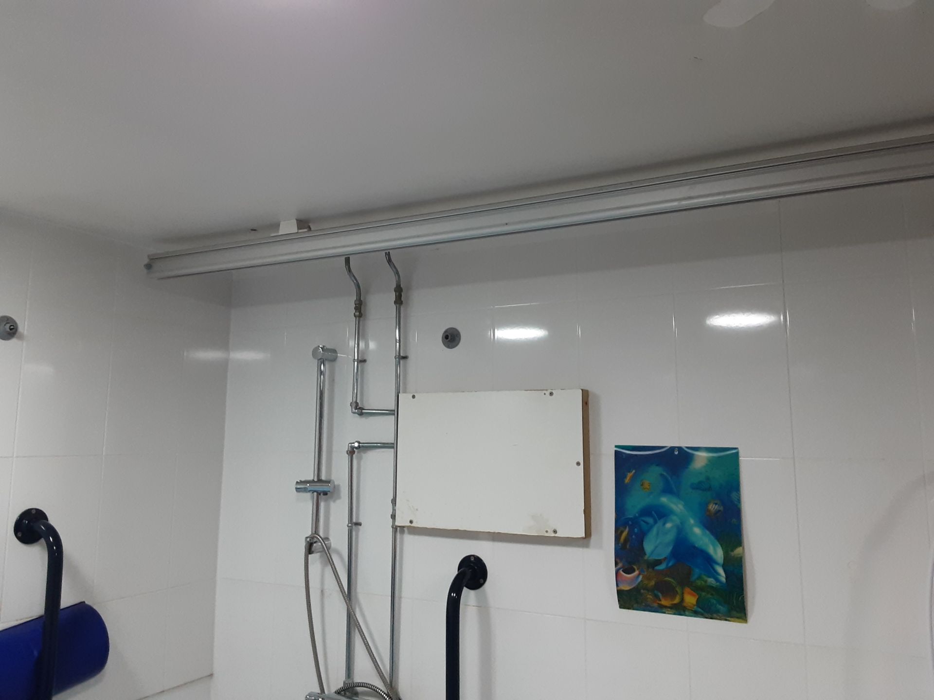 Likorall 242S R2R 200kg Patient Lift with KwikTrak Ceiling Rail System Serial No: 275558 - Image 4 of 9