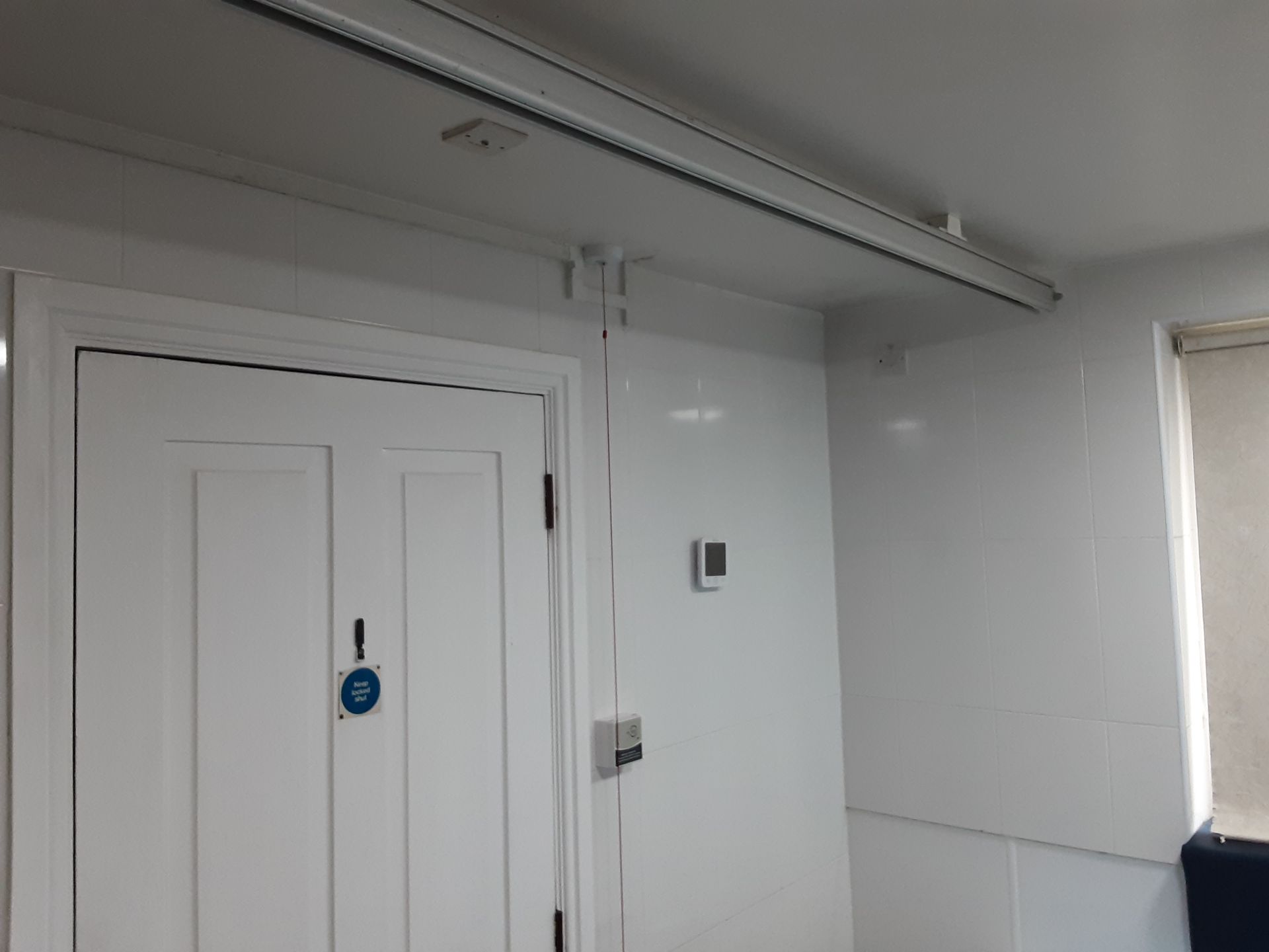 Likorall 242S R2R 200kg Patient Lift with KwikTrak Ceiling Rail System Serial No: 275558 - Image 5 of 9