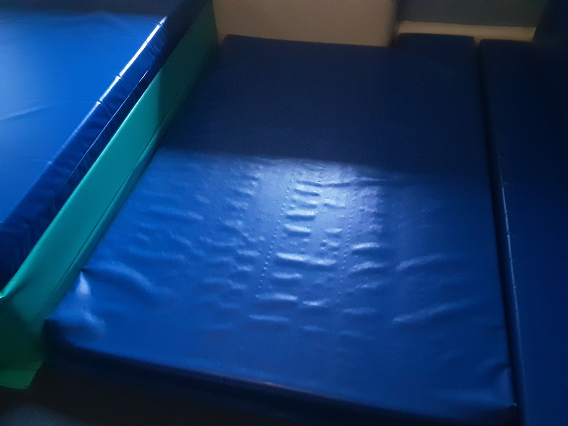 4: Blue Large Waterproof Mattresses 7: Green Large Waterproof Mattresses - Image 4 of 6