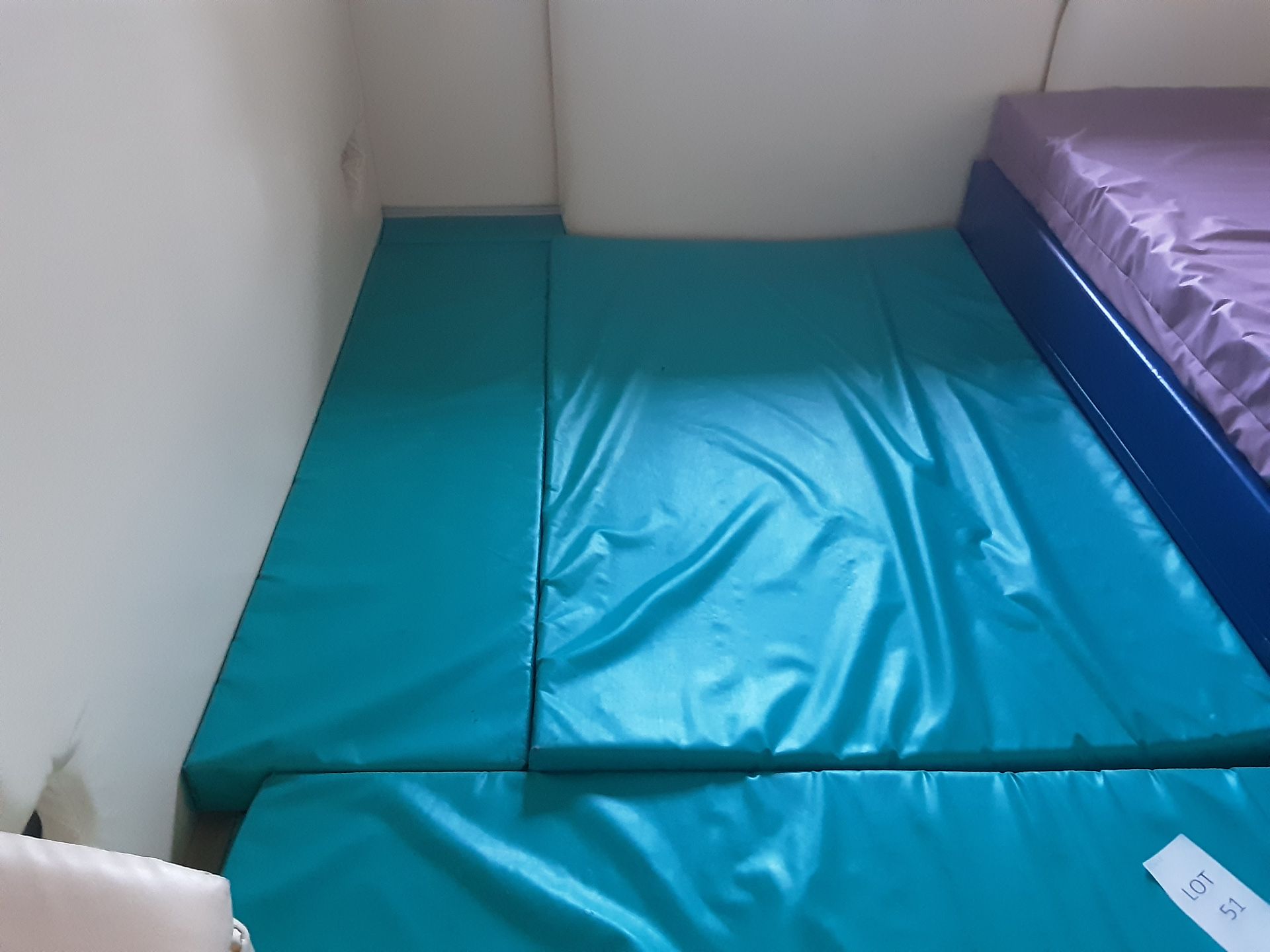 3: Green Large Waterproof Soft Play Mattresses 2: Arjohuntleigh Mattresses (Blue&Pink) - Image 4 of 5