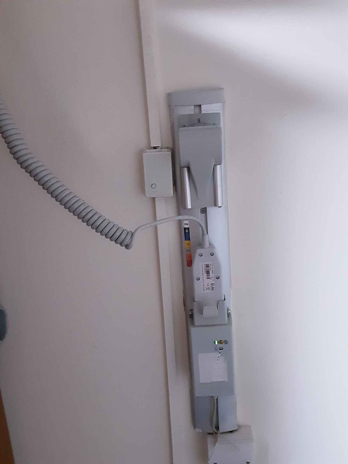 Likorall 242S R2R 200kg Patient Lift with KwikTrak Ceiling Rail System Serial No: 800828 - Image 4 of 10