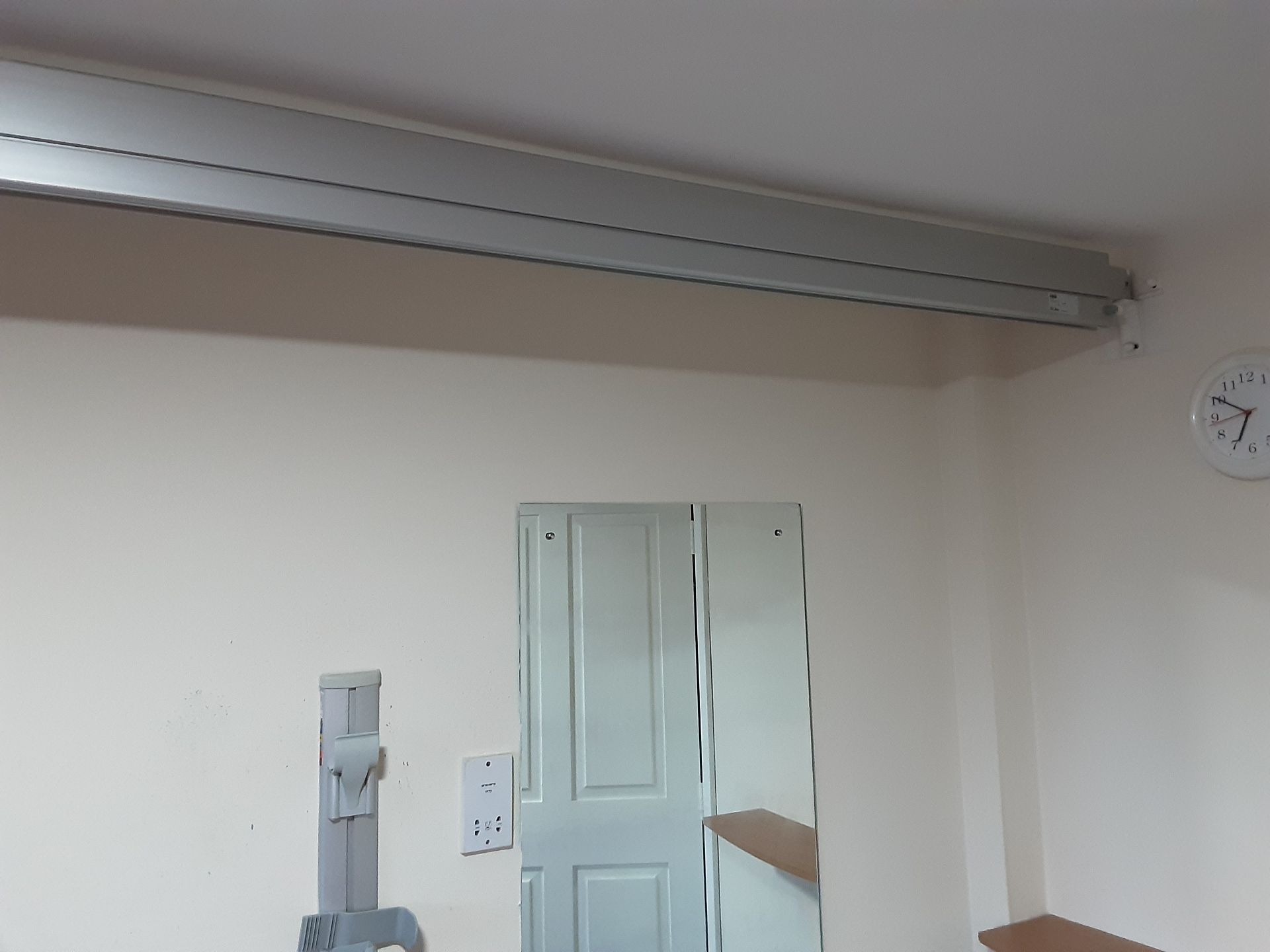 Likorall 242S R2R 200kg Patient Lift with KwikTrak Ceiling Rail System Serial No: 260865 - Image 4 of 10