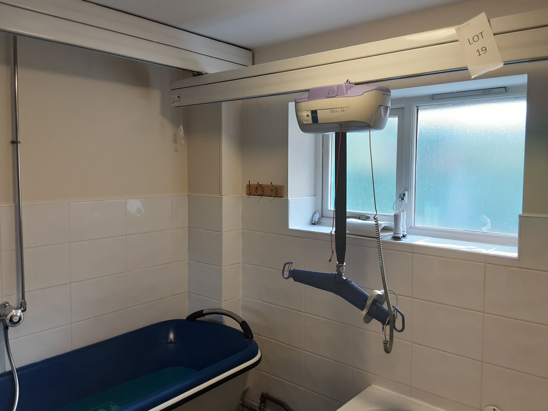 Arjo Maxi Sky 600 Patient Lift with KwikTrak Ceiling Rail System Serial No: LD410958877