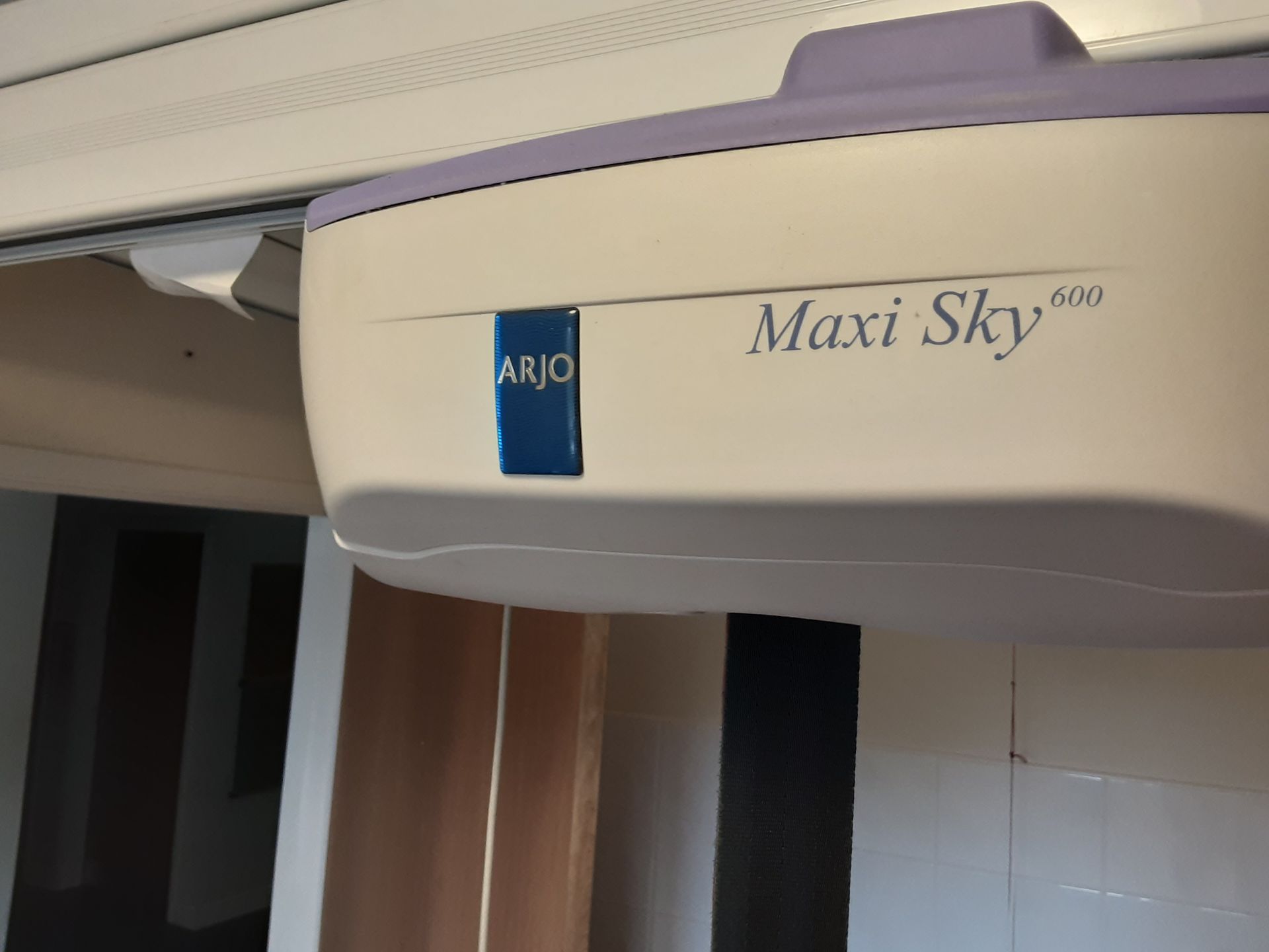 Arjo Maxi Sky 600 Patient Lift with KwikTrak Ceiling Rail System Serial No: LD410958877 - Image 7 of 9