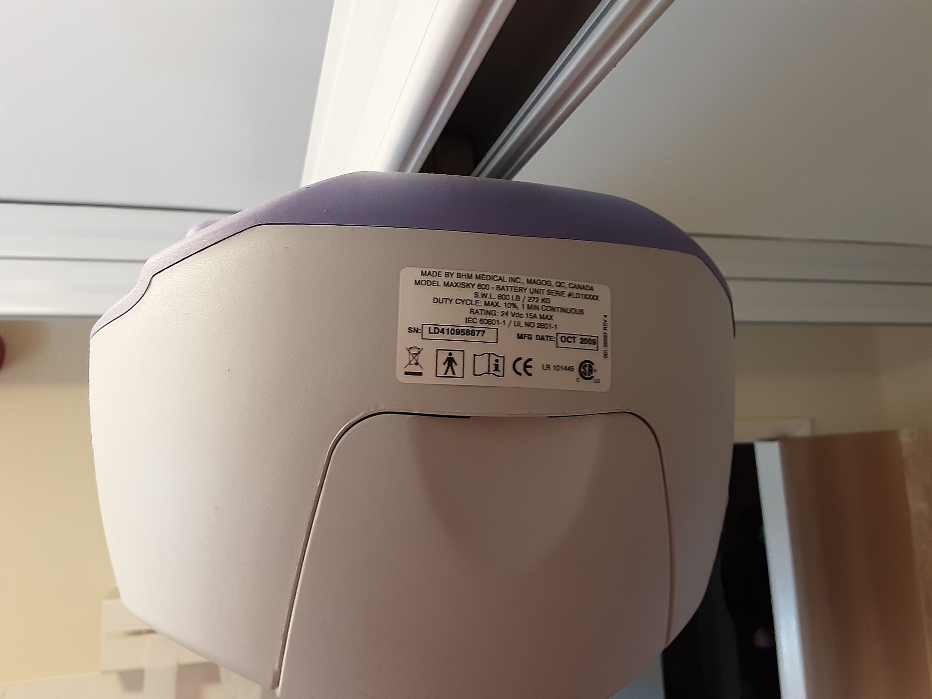 Arjo Maxi Sky 600 Patient Lift with KwikTrak Ceiling Rail System Serial No: LD410958877 - Image 8 of 9