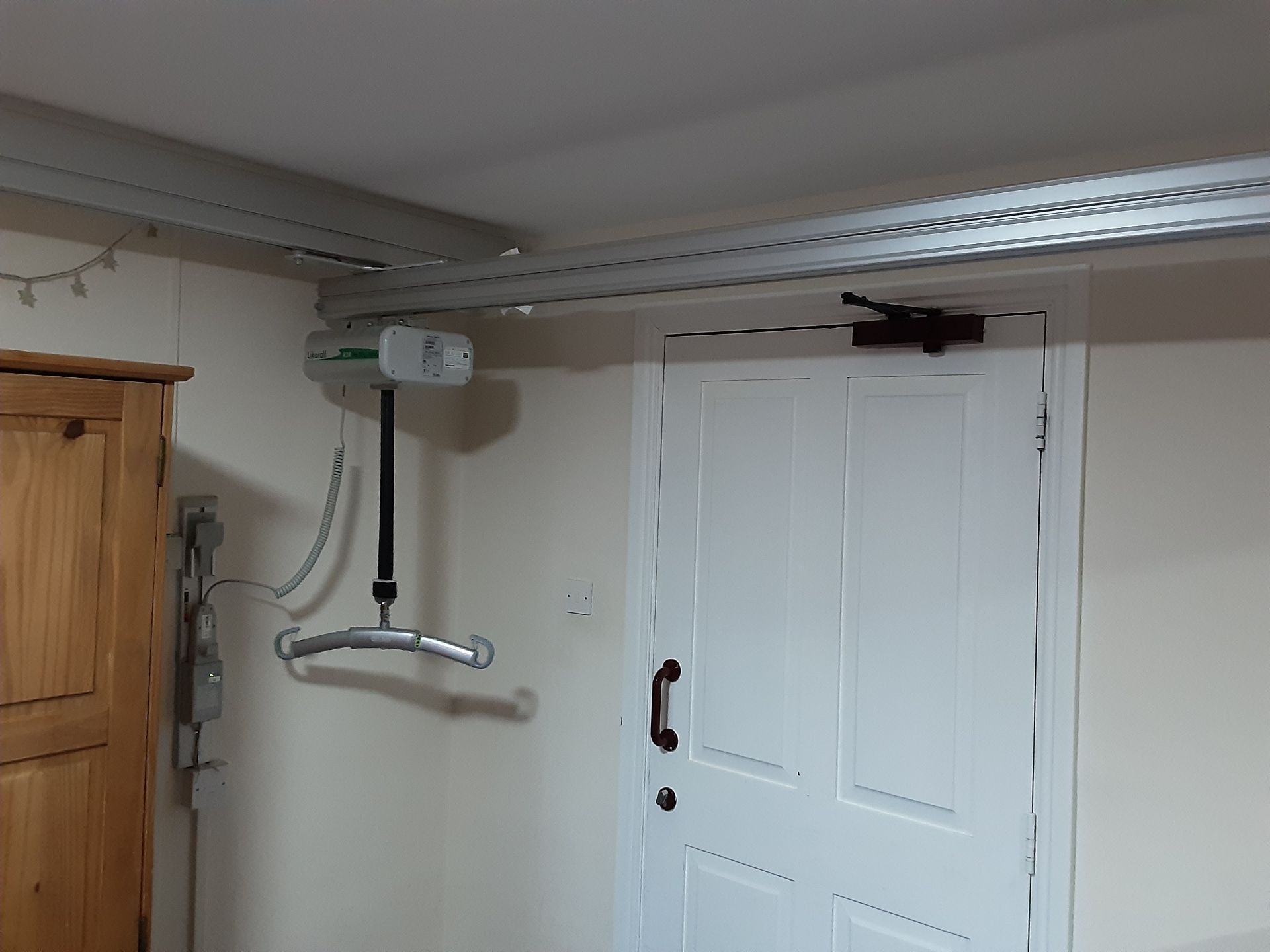 Likorall 242S R2R 200kg Patient Lift with KwikTrak Ceiling Rail System Serial No: 800828 - Image 2 of 10