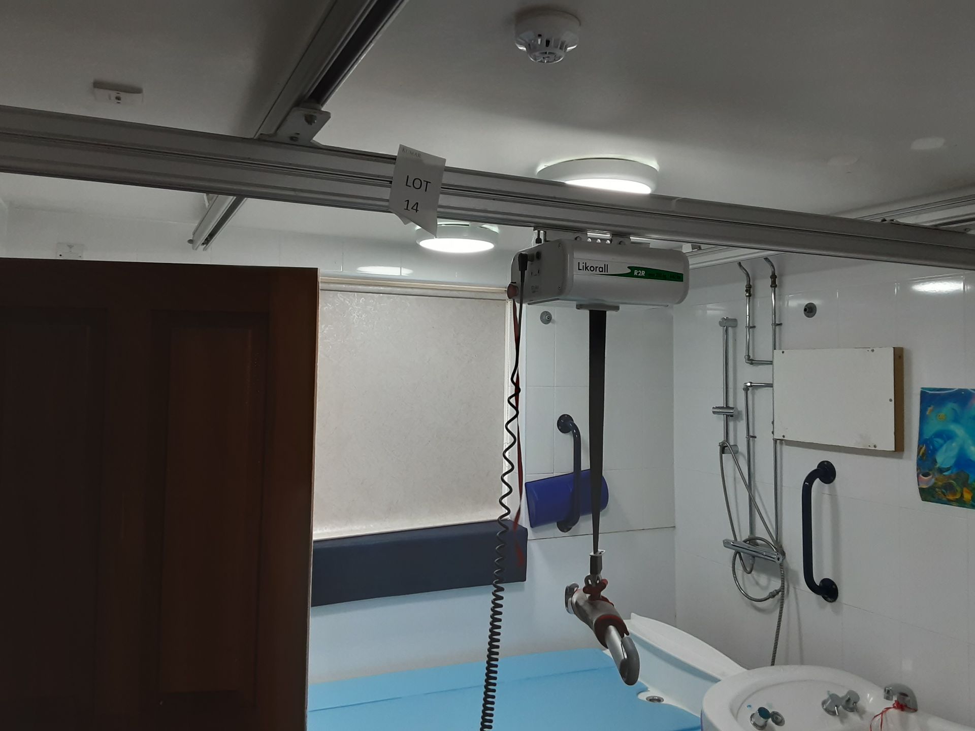 Likorall 242S R2R 200kg Patient Lift with KwikTrak Ceiling Rail System Serial No: 275558 - Image 2 of 9