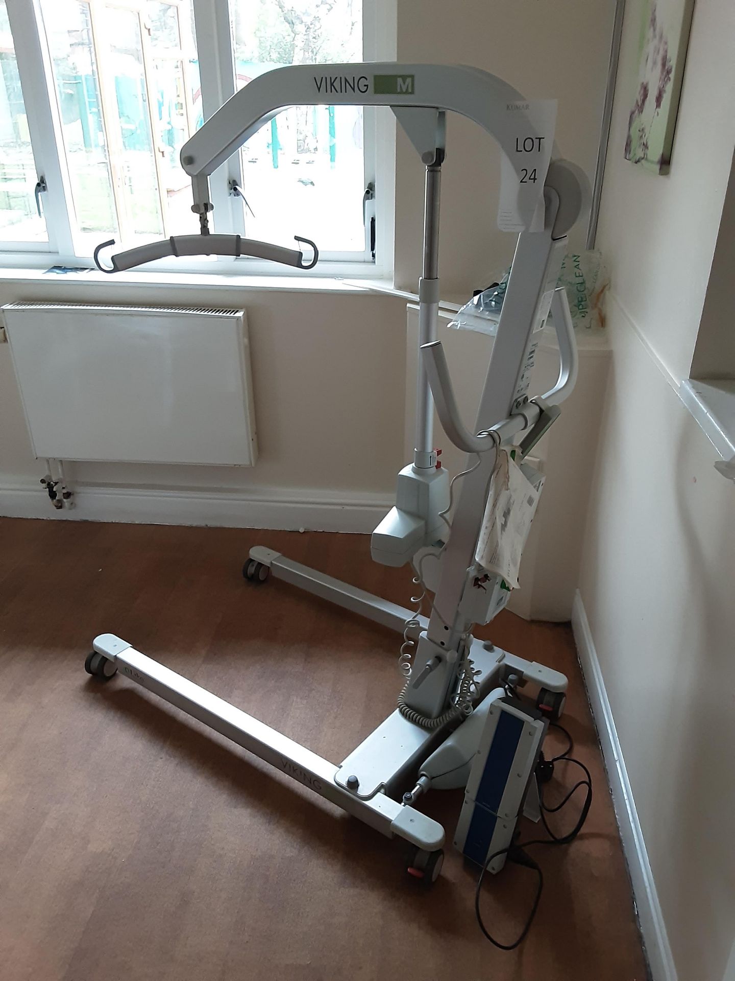 Viking M 205Kg Mobile Patient Lift Serial No: 7104712 (12/2006) - Image 2 of 10