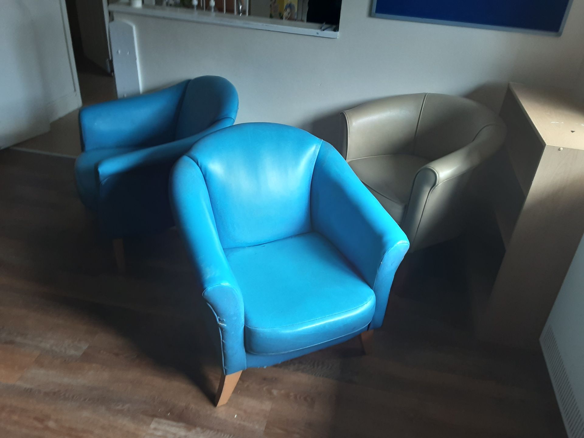 3: Blue Tub Chairs 3: Cream Tub Chairs - Image 2 of 5