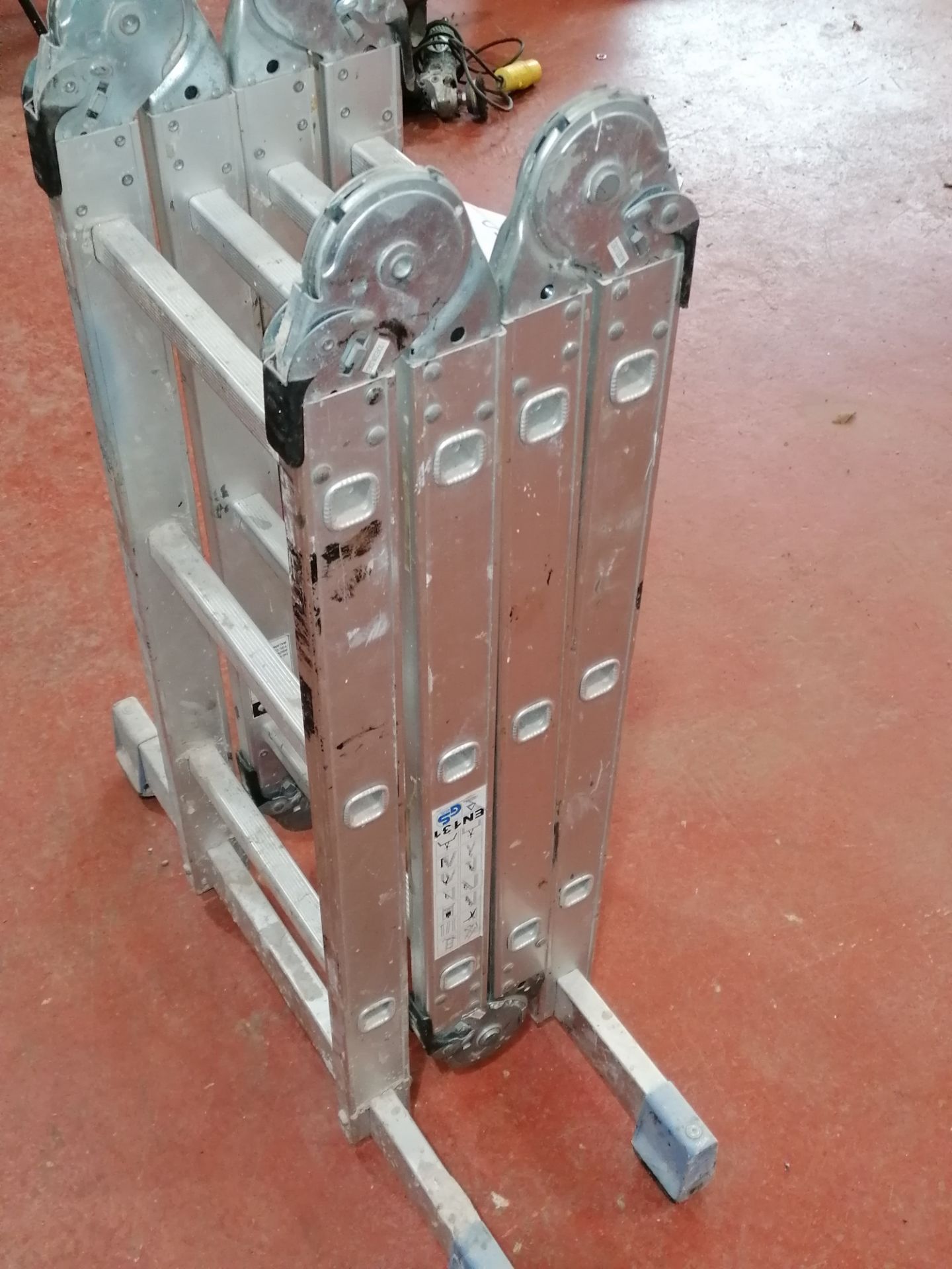 ES131 Aluminium Foldable Step Ladders - Image 4 of 5