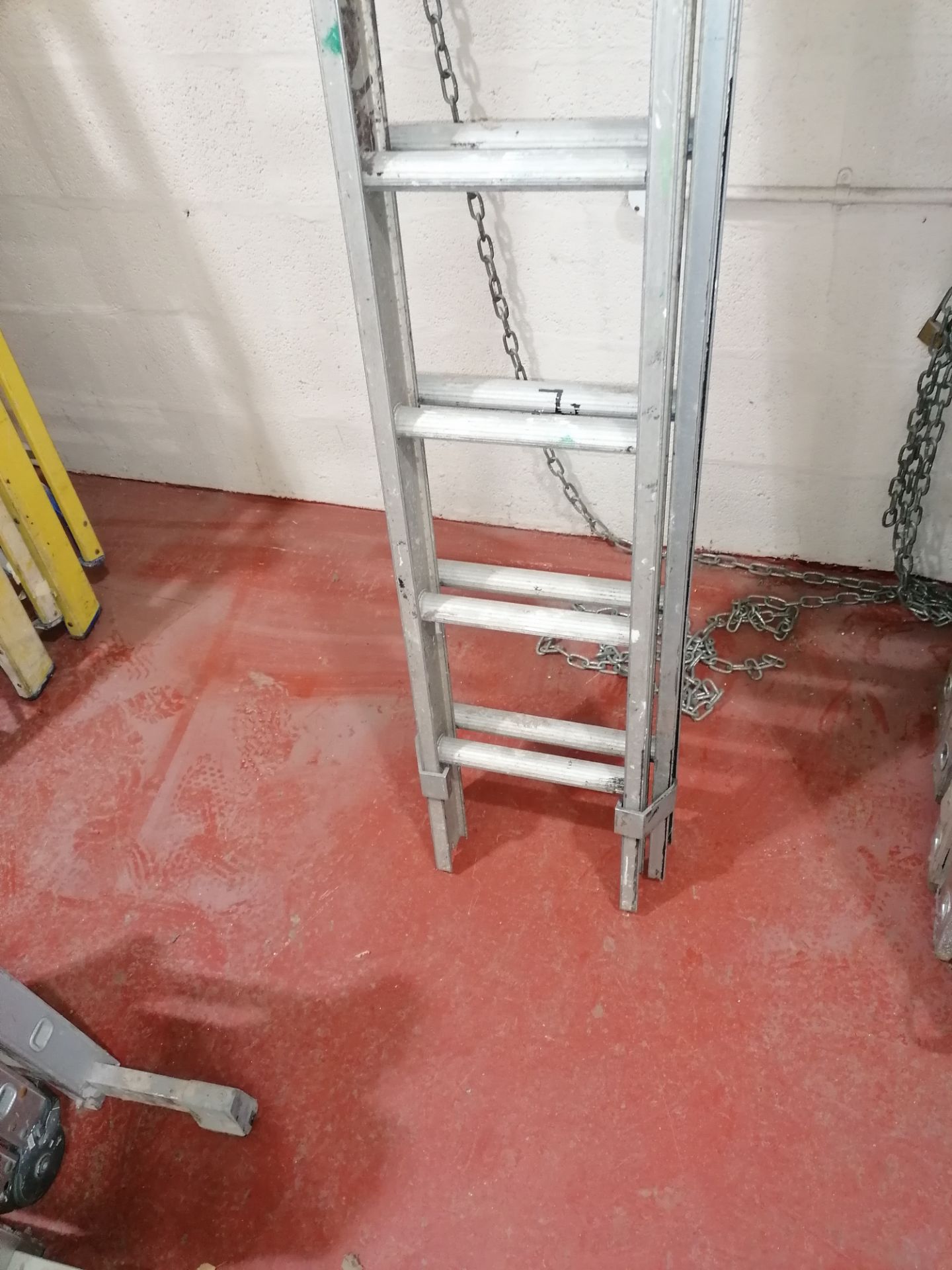 Titan Aluminium Extendable Ladders Approx 10ft x 2 sections - Image 3 of 5