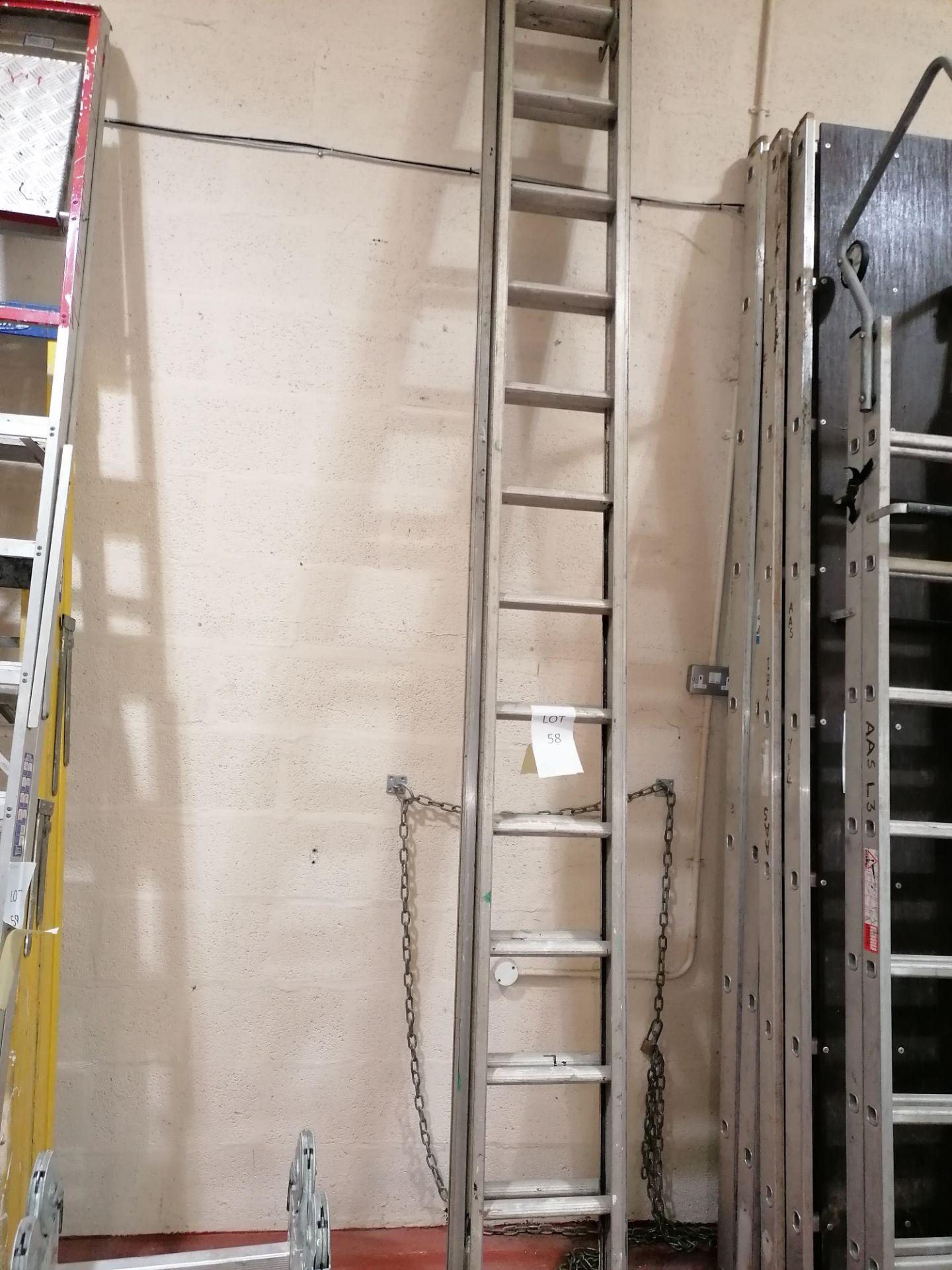 Titan Aluminium Extendable Ladders Approx 10ft x 2 sections - Image 2 of 5