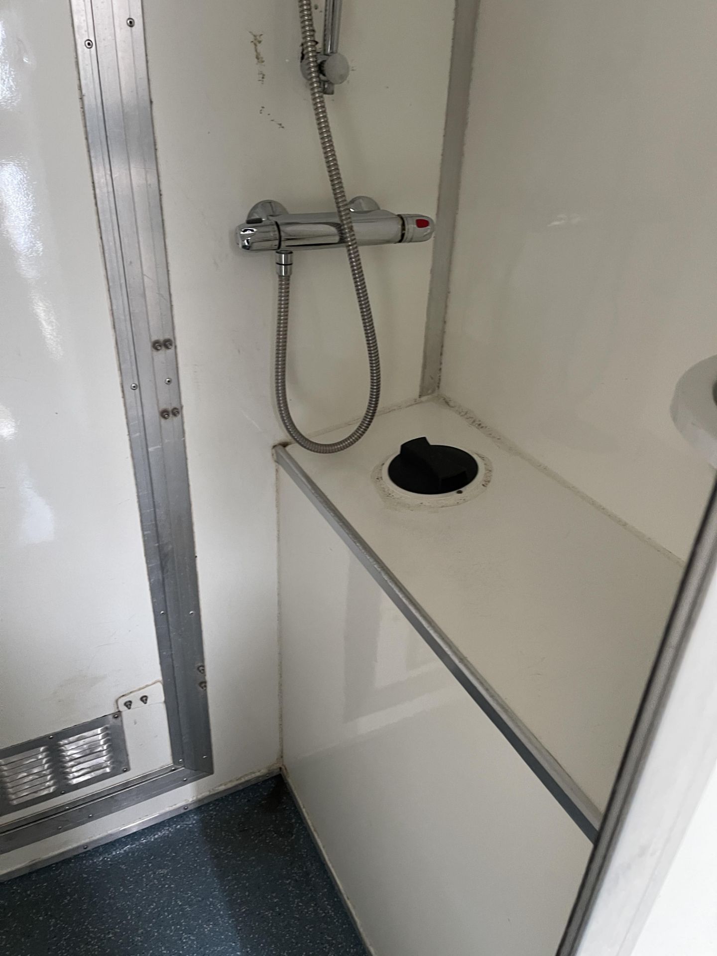 Mobile De-Contamination Unit Comprising Dirty End, Shower Enclosure, Clean End, Fitted with Knott - Image 25 of 48