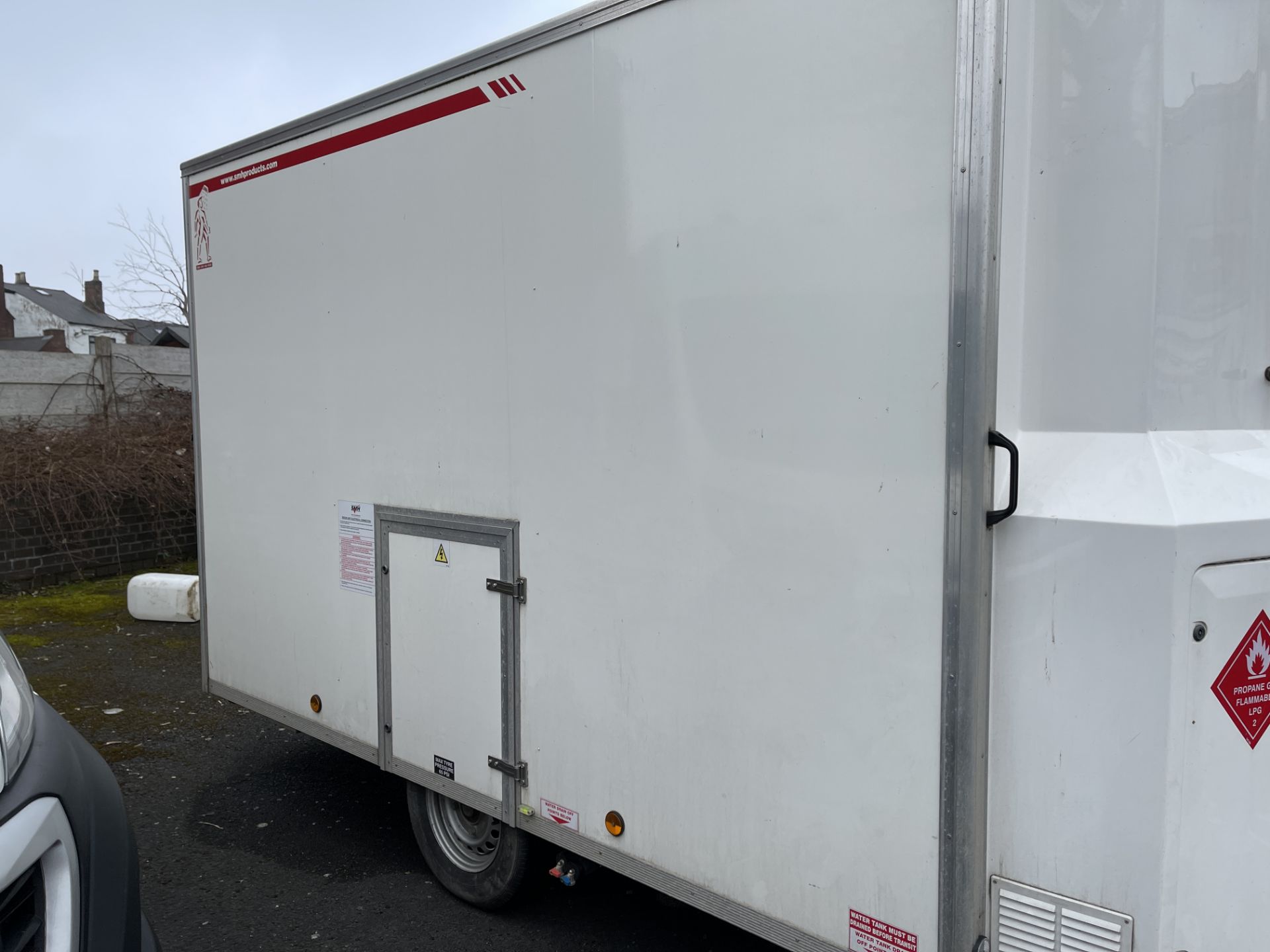 SMH Mobile De-Contamination Unit Comprising Dirty End, Twin Shower Enclosure, Clean End, Fitted with - Image 9 of 74