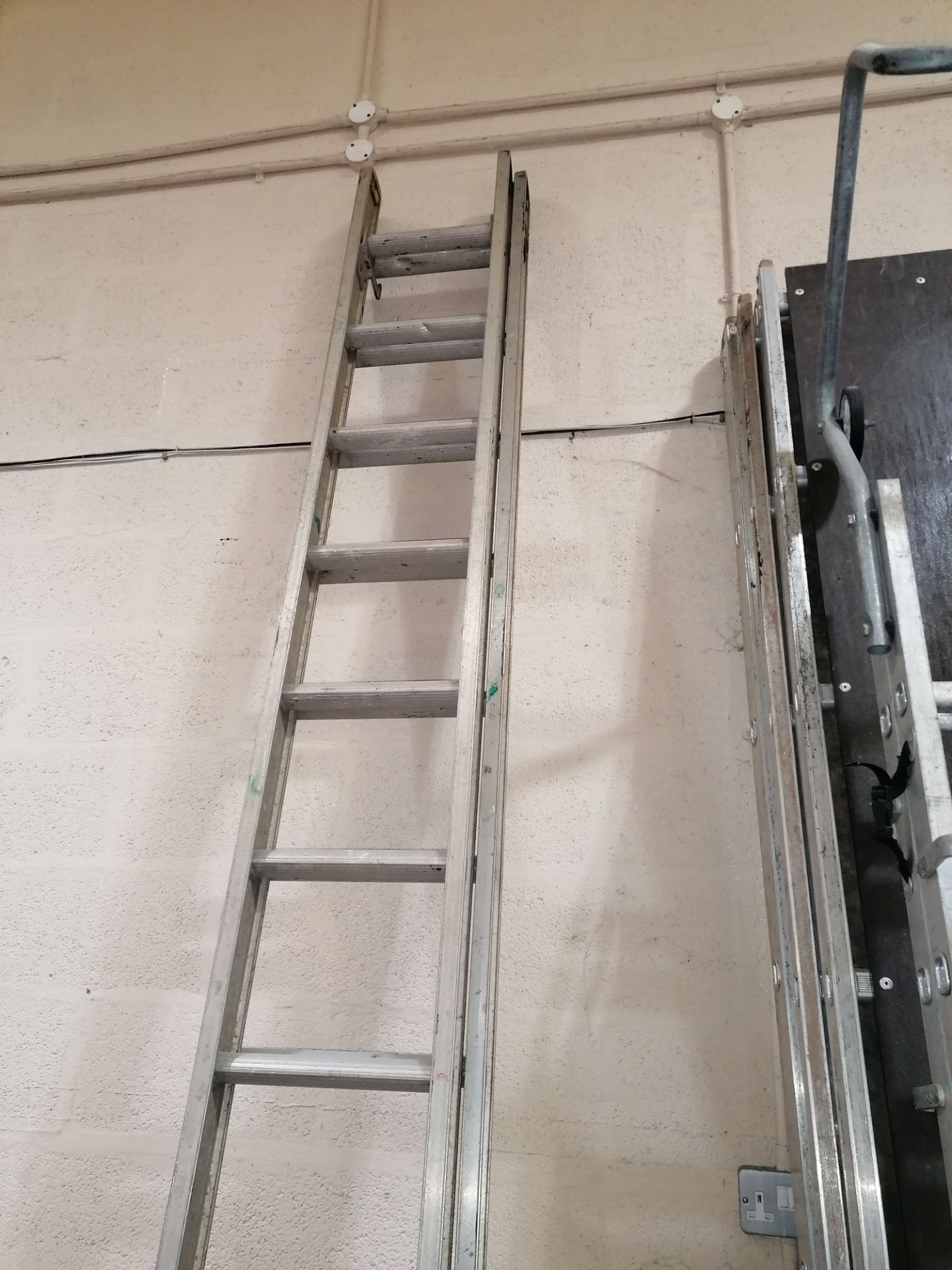 Titan Aluminium Extendable Ladders Approx 10ft x 2 sections - Image 4 of 5