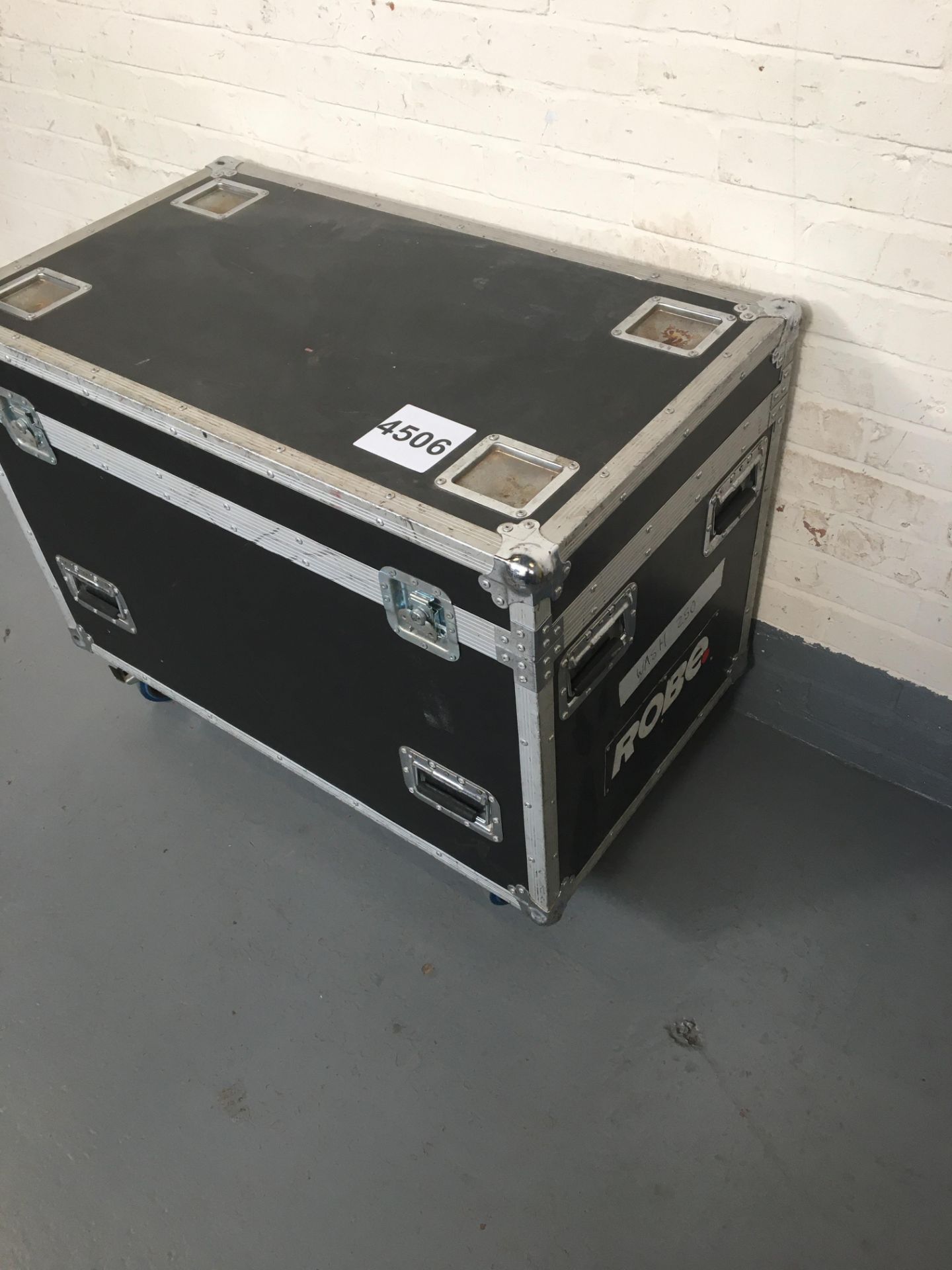 Fitted Flightcase for Robe 250 Wash Moving Light. 565*990*635mm. Condition: Used Ex Hire - Image 4 of 10