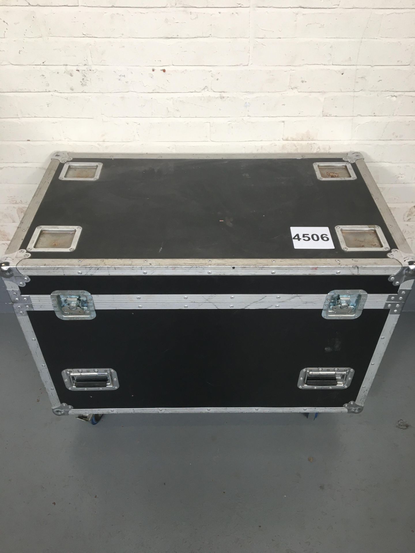 Fitted Flightcase for Robe 250 Wash Moving Light. 565*990*635mm. Condition: Used Ex Hire