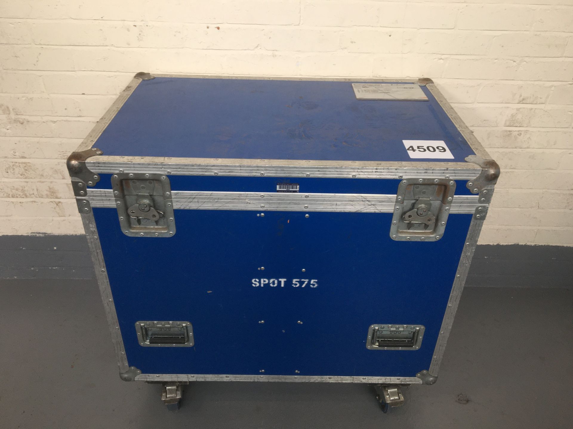 Flight case for 2x Robe 575 Spot Moving Light. 605*940*735mm. Condition: Used Ex Hire