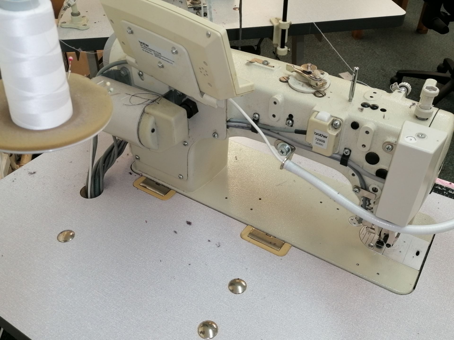 Brother 7200 B Automatic single needle sewing machine Serial No B7DBA 8150 - Image 4 of 5