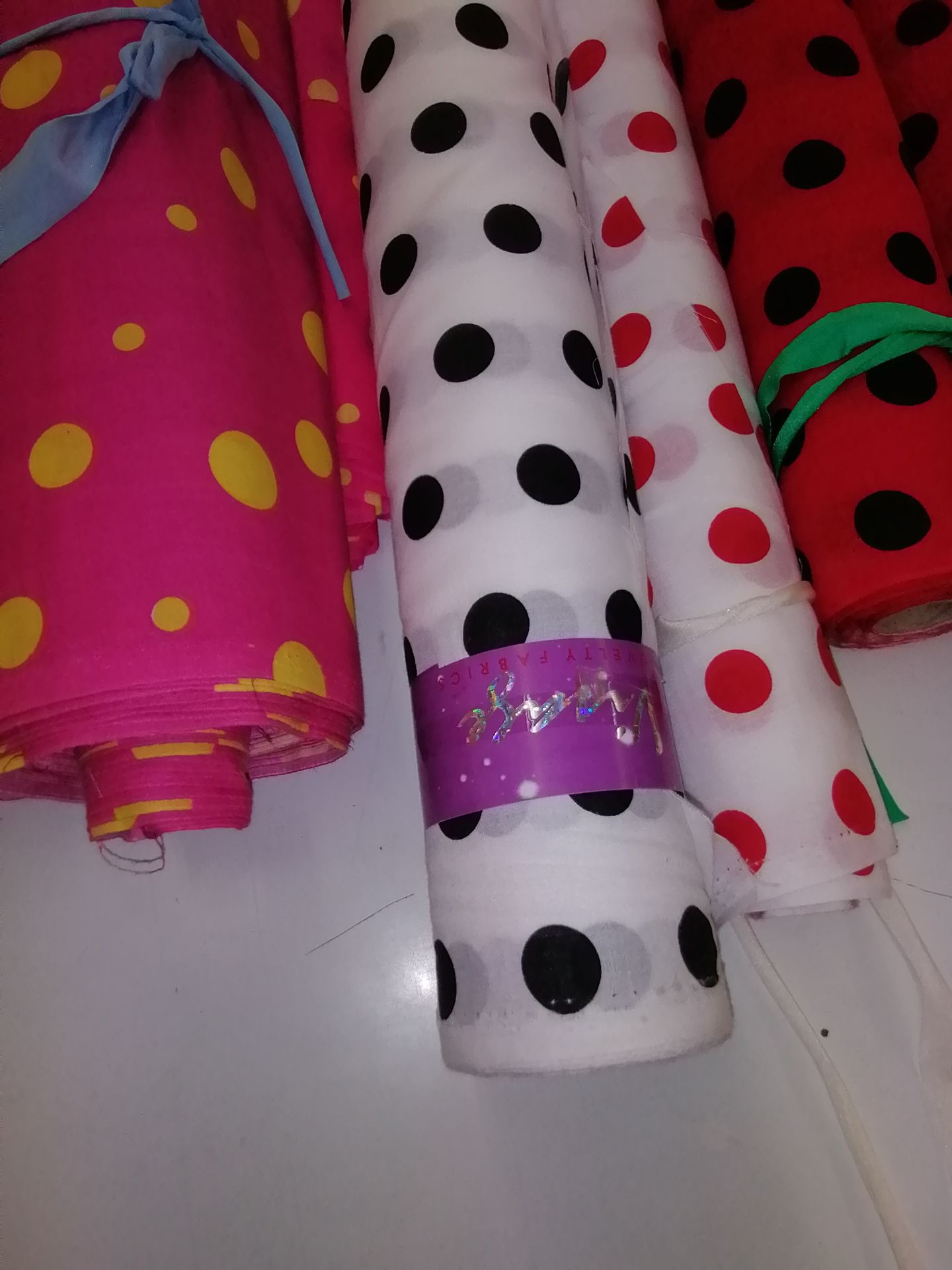 9 x Rolls of polka dot printed fabric . Estimated 100+ linear meters RRP £18-20 per meter - Bild 4 aus 4