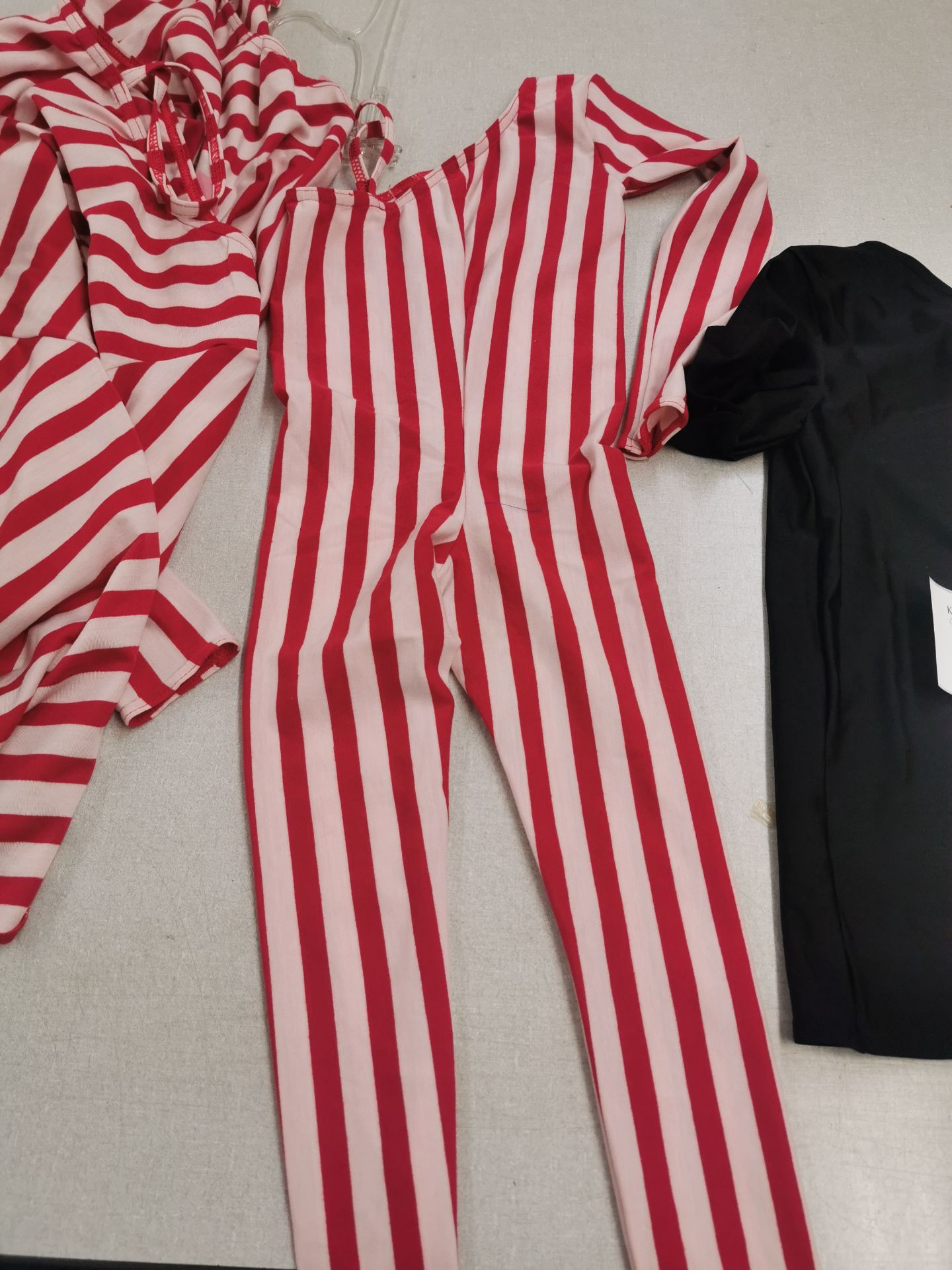 19pc Red and white jump suits (8) and black tshirts-trousers (11) - Image 4 of 4