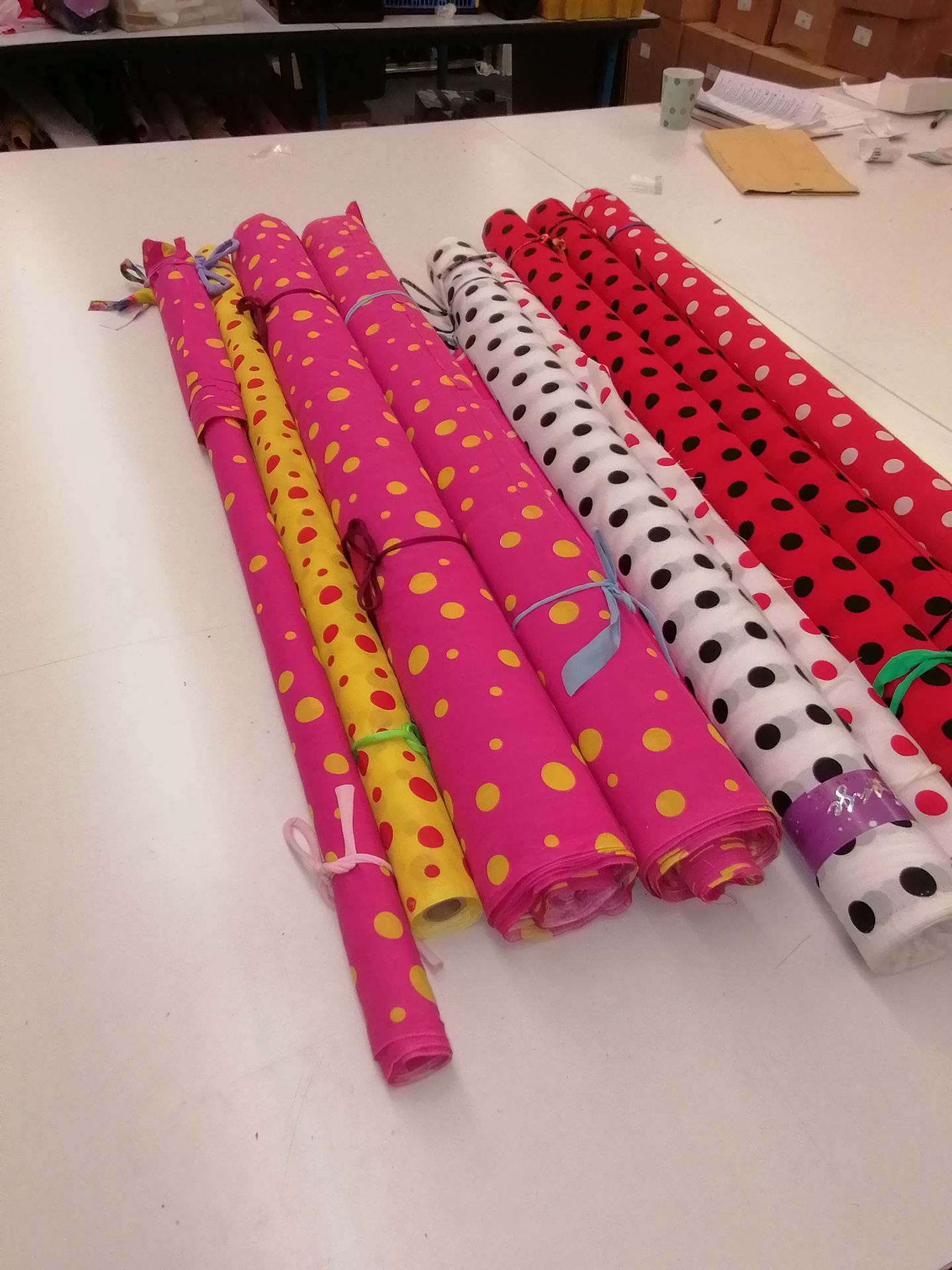 9 x Rolls of polka dot printed fabric . Estimated 100+ linear meters RRP £18-20 per meter - Bild 2 aus 4